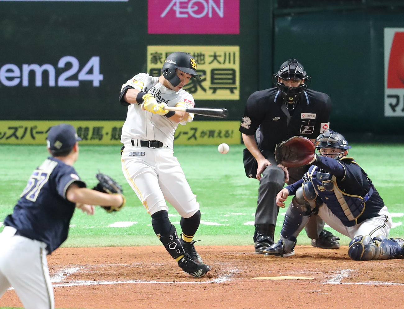 ソフトバンク対オリックス　8回裏ソフトバンク無死、中村晃は中前安打を放つ（撮影・梅根麻紀）