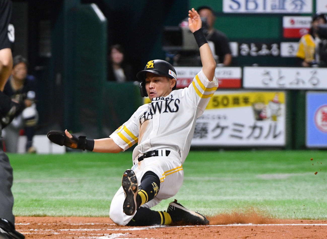 ソフトバンク対オリックス　8回裏ソフトバンク1死二塁、笹川の右前適時打で生還する中村晃（撮影・岩下翔太）