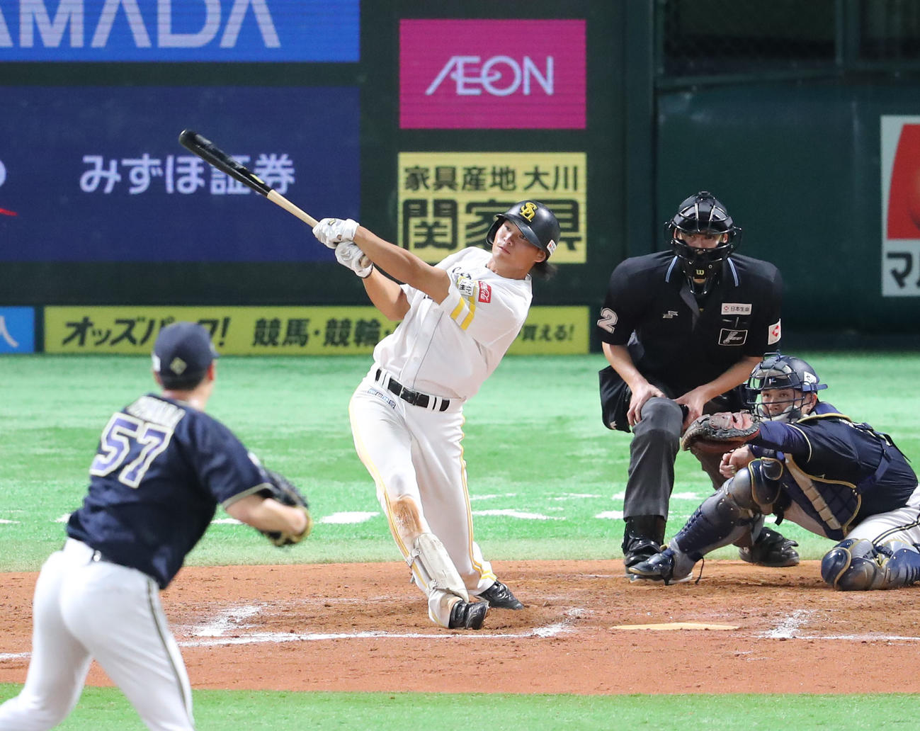 ソフトバンク対オリックス　8回裏ソフトバンク1死二塁、、笹川は右前適時打を放つ（撮影・梅根麻紀）