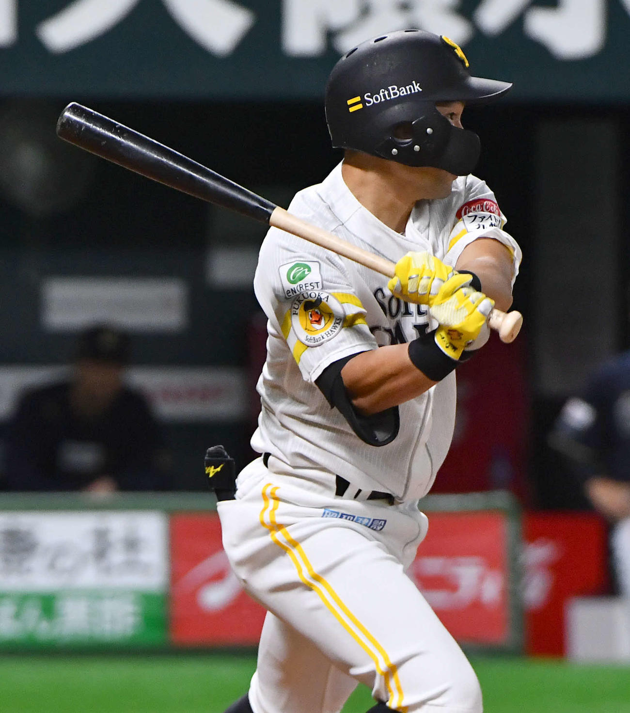 ソフトバンク対オリックス　8回裏ソフトバンク無死、中村晃は中前安打を放つ（撮影・岩下翔太）
