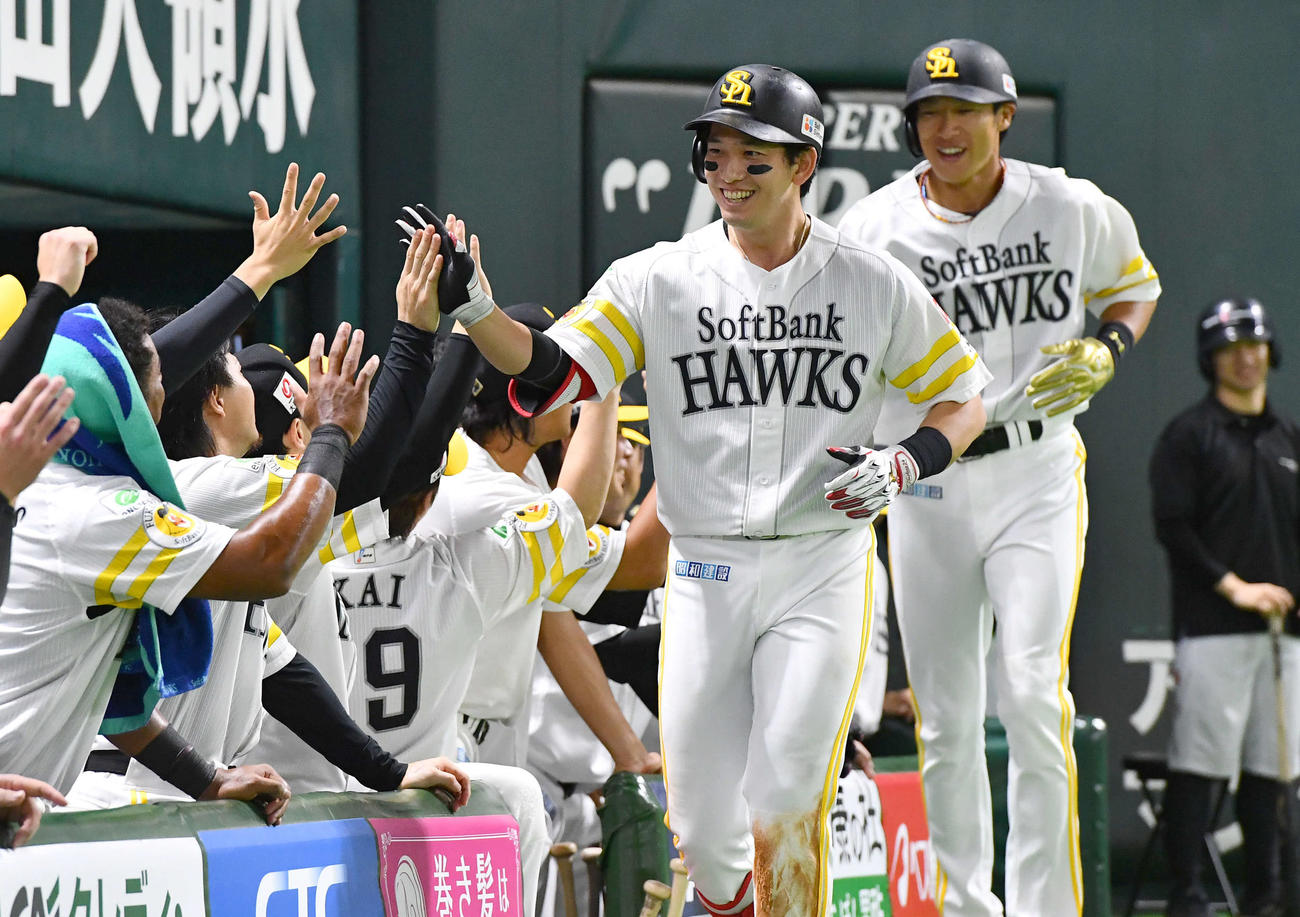 ソフトバンク対オリックス　5回裏ソフトバンク2死一塁、右越え2点本塁打を放ち、ナインと笑顔でタッチを交わす栗原。右は柳田（撮影・岩下翔太）