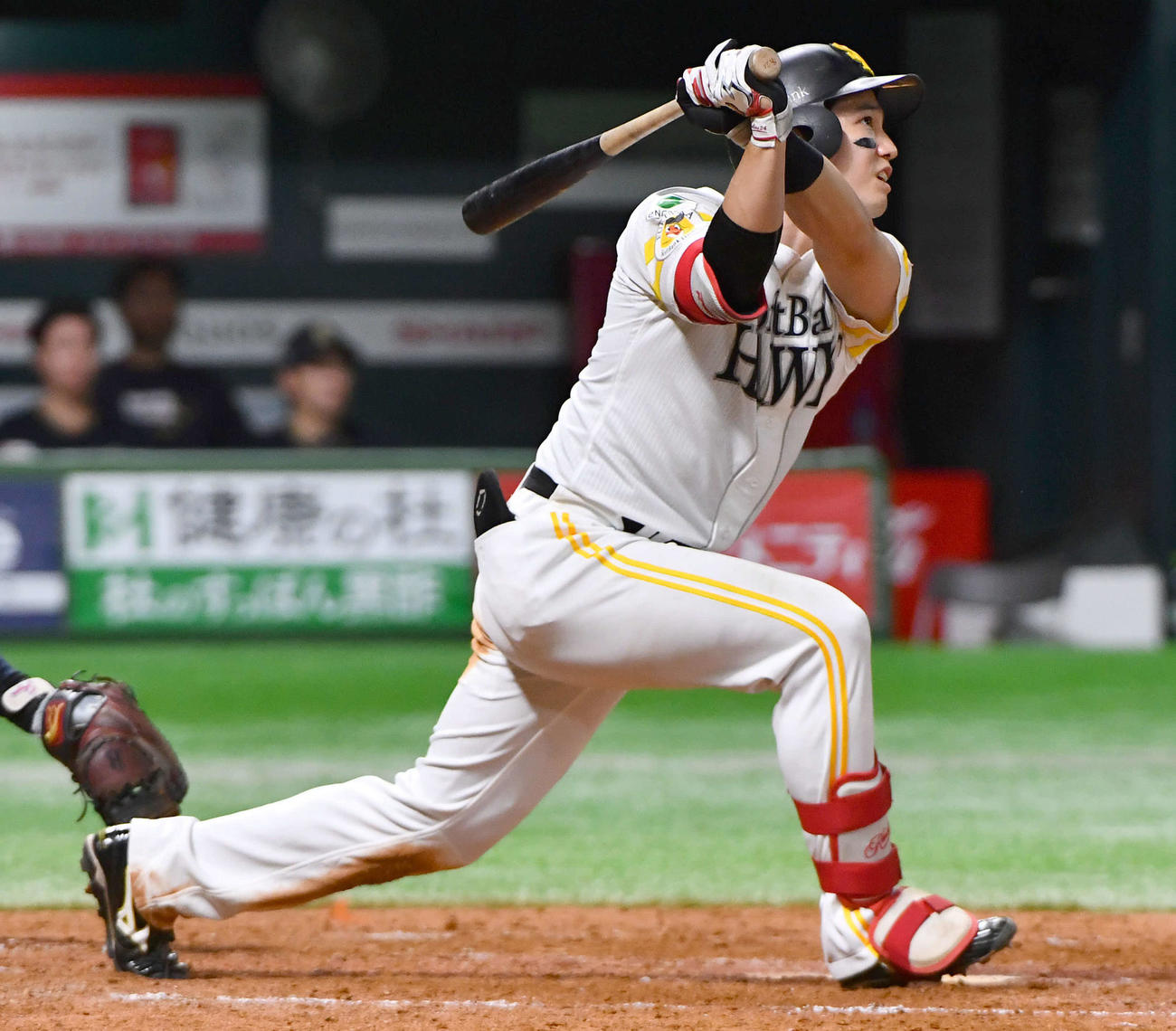 ソフトバンク対オリックス　5回裏ソフトバンク2死一塁、栗原は右越え2点本塁打を放つ（撮影・岩下翔太）