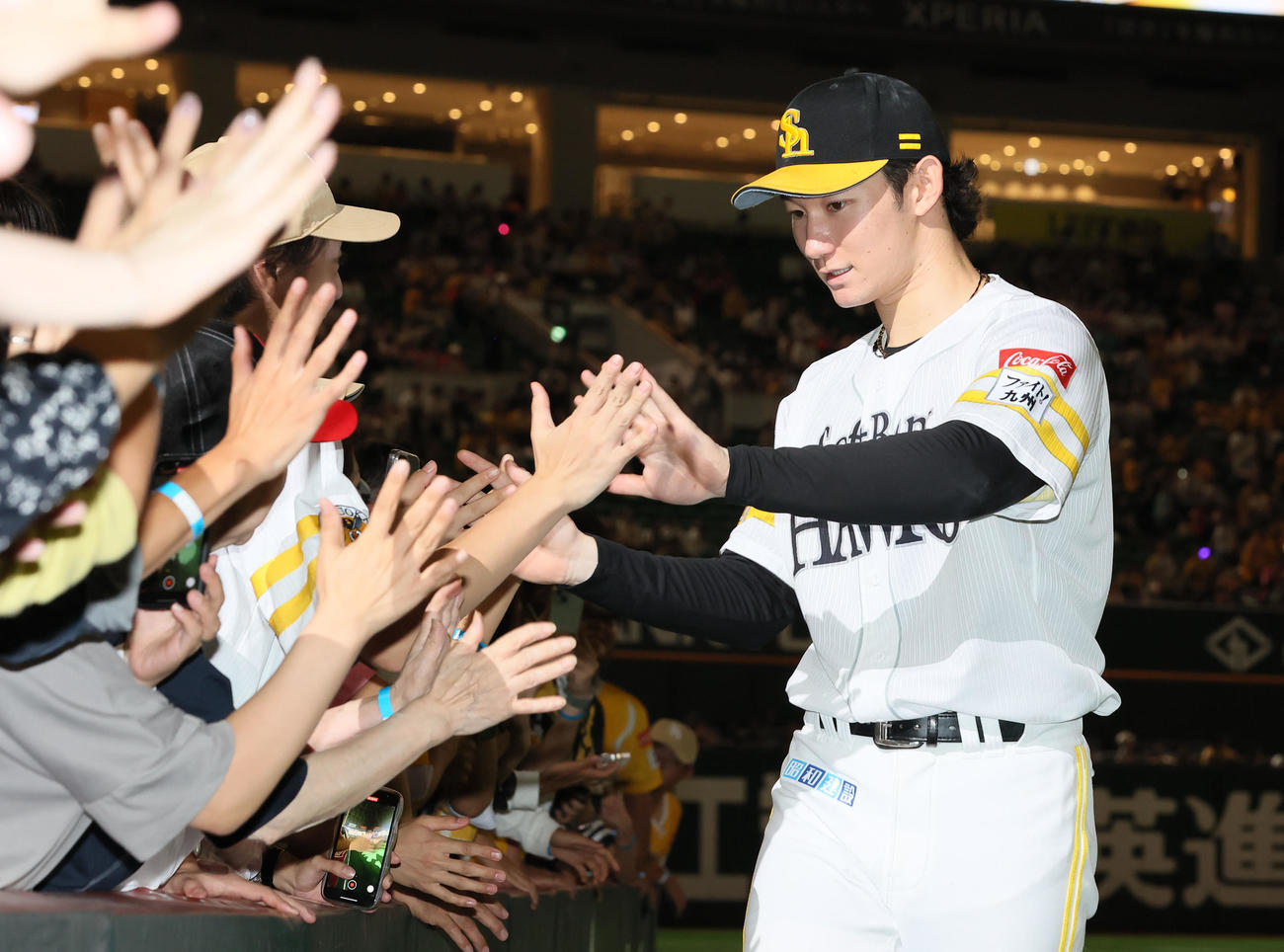 ソフトバンク対オリックス　本日のヒーローに輝いた正木はファンとタッチ（撮影・鬼束羽瑠菜）