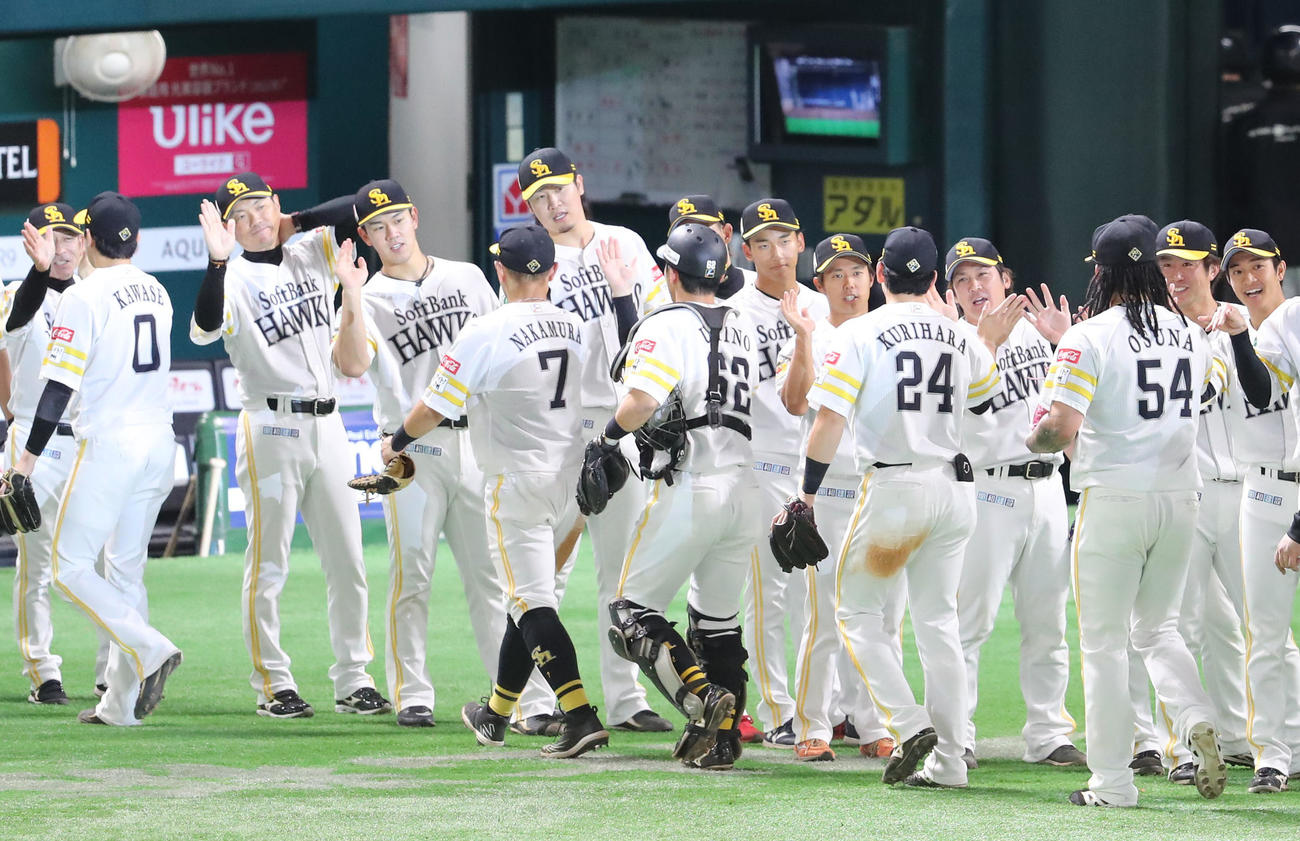 ソフトバンク対オリックス　オリックスに連勝しハイタッチをかわすソフトバンクナイン（撮影・梅根麻紀）