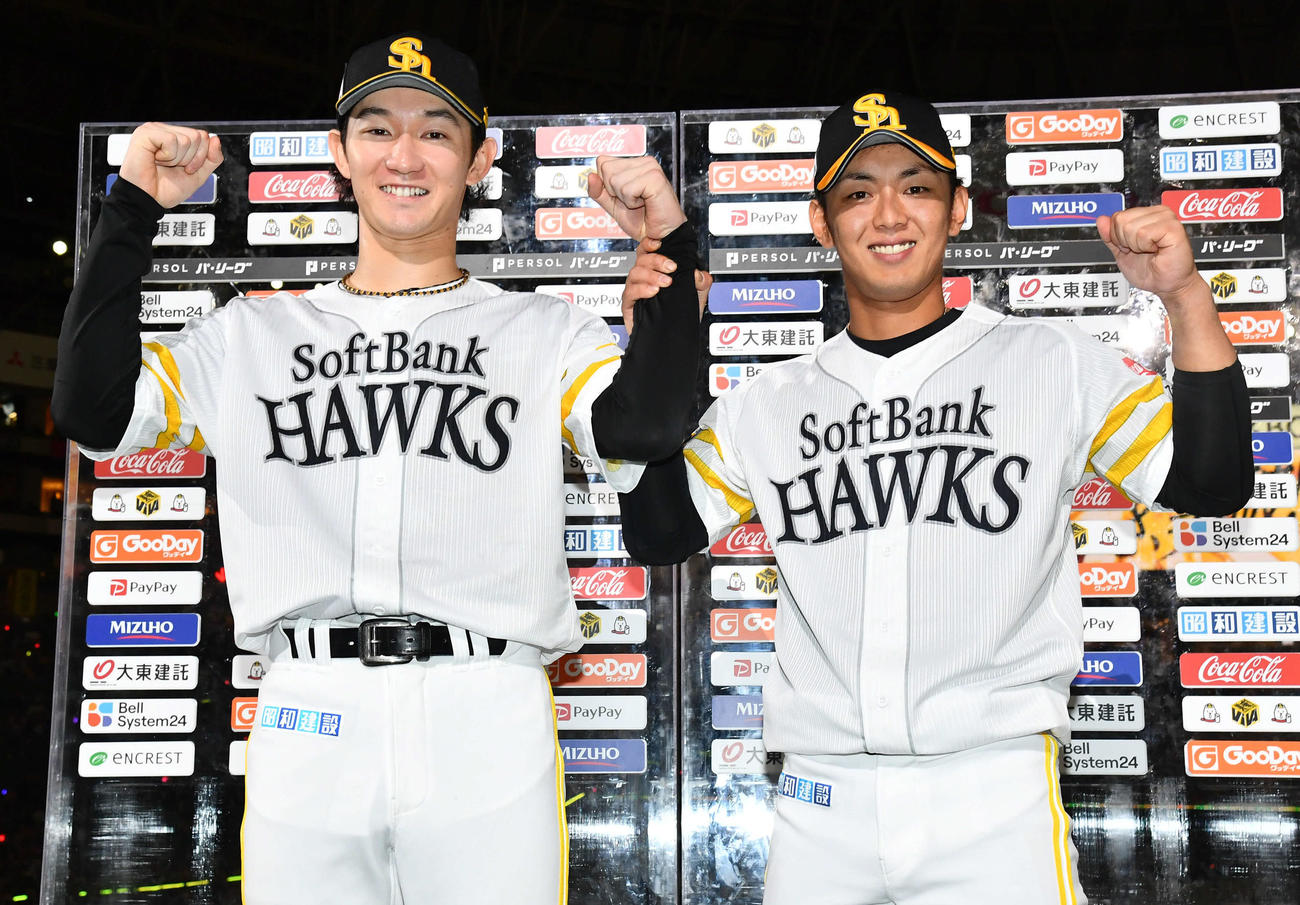 ソフトバンク対オリックス　オリックスに勝利しガッツポーズする正木（左）と今宮（撮影・岩下翔太）