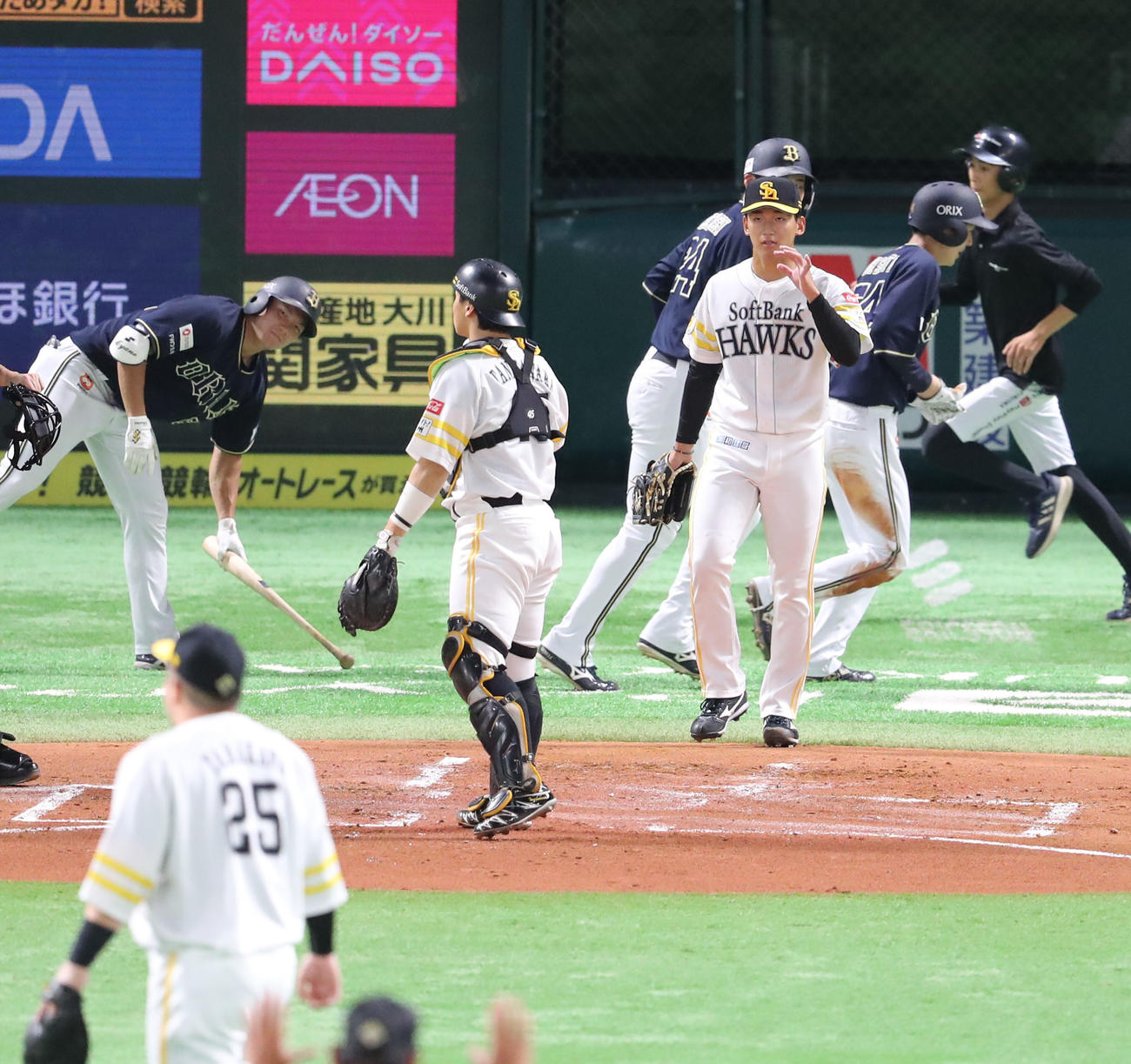 ソフトバンク対オリックス　2回表オリックス1死二、三塁、前田悠（右）は渡部に2点適時打を浴び4点目を失う（撮影・梅根麻紀）