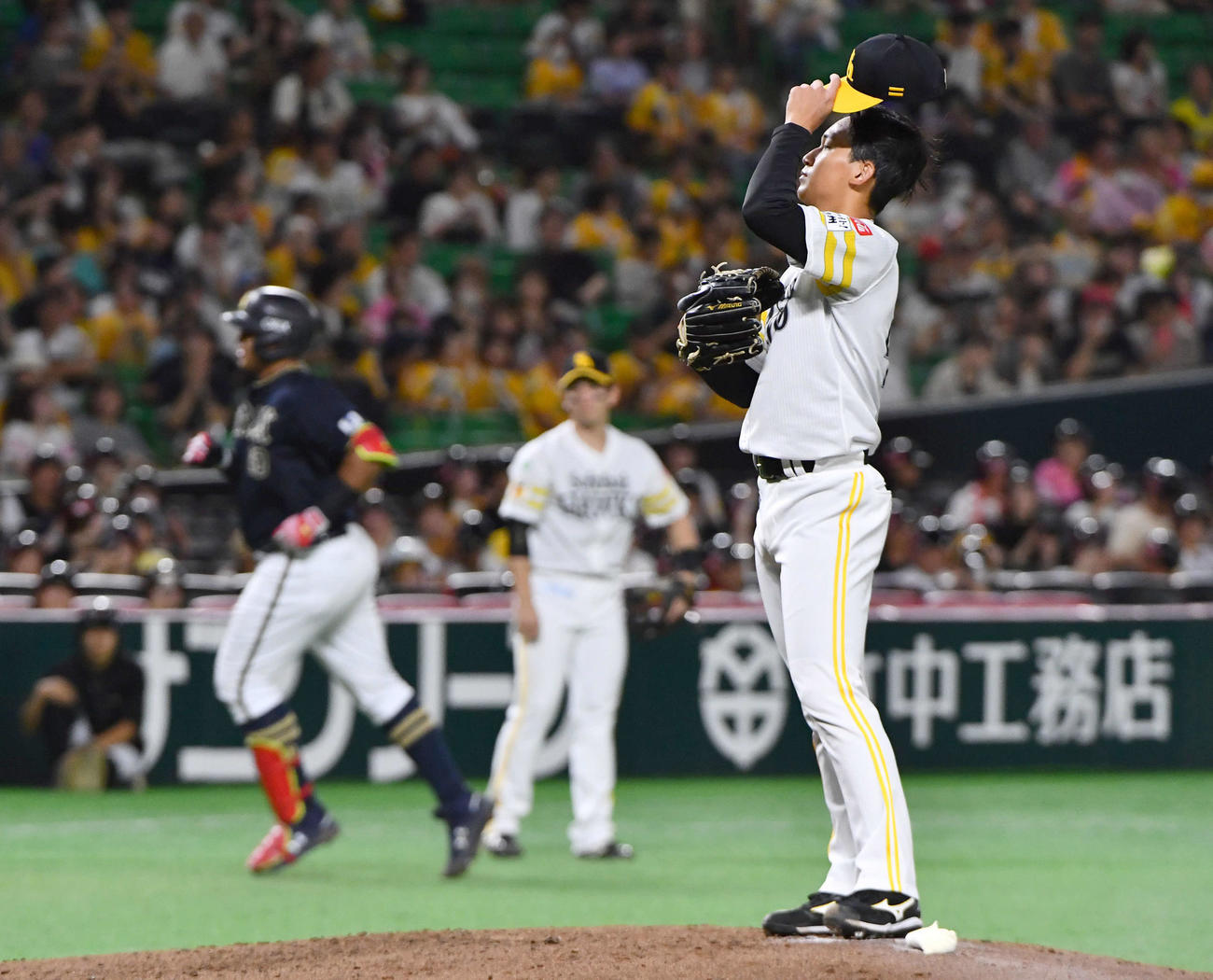 ソフトバンク対オリックス　3回表オリックス無死一塁、前田悠はセデーニョ（左）に左越え2点本塁打を浴びる（撮影・岩下翔太）