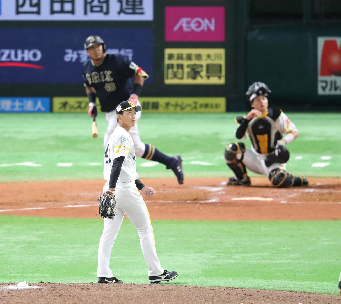 ソフトバンク対オリックス　3回表オリックス無死一塁、前田悠はセデーニョ（左）に左越え2点本塁打を浴びる（撮影・梅根麻紀）