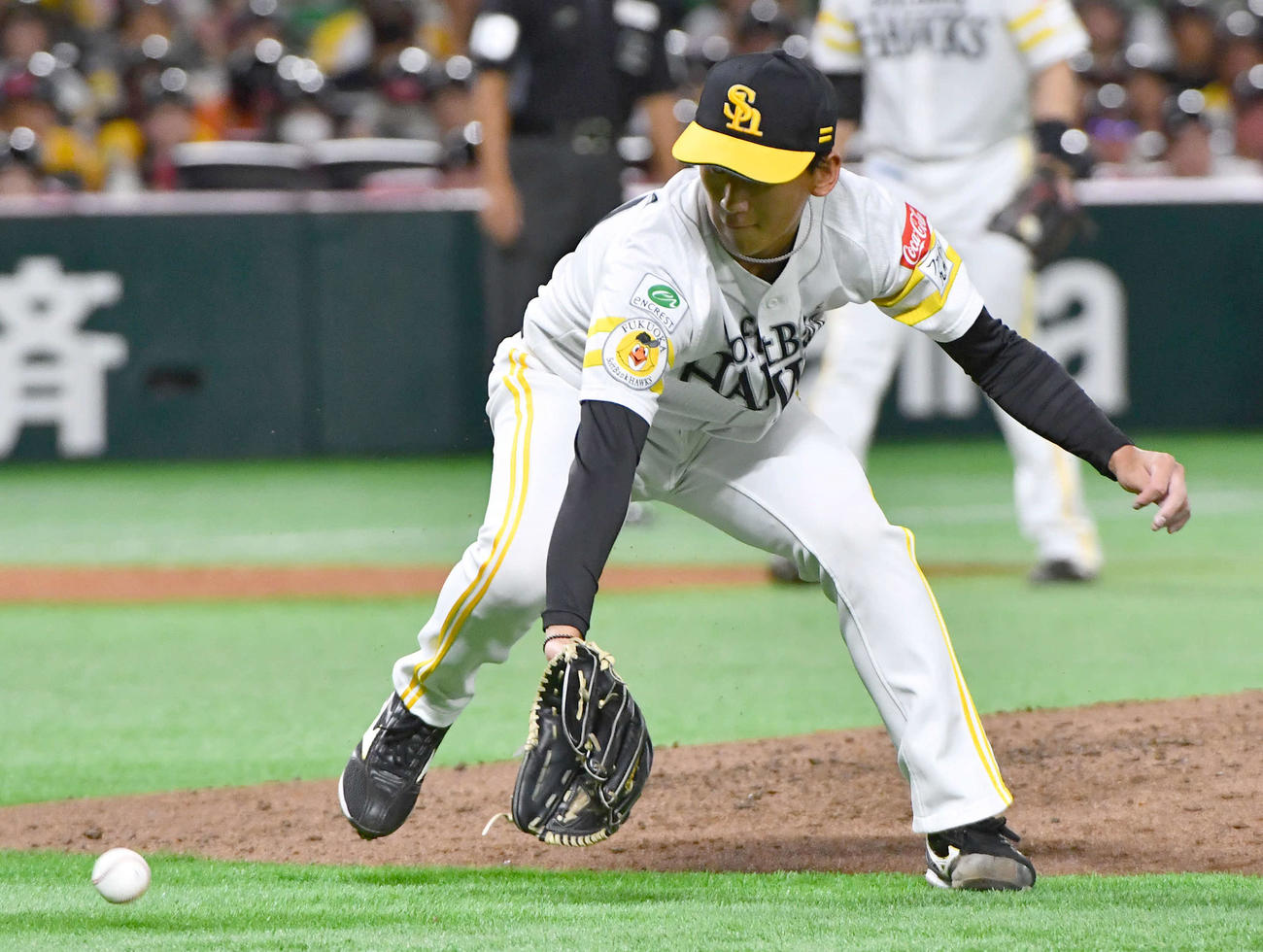 ソフトバンク対オリックス　3回表オリックス1死一塁、大里を投ゴロに打ち取る前田悠（撮影・岩下翔太）