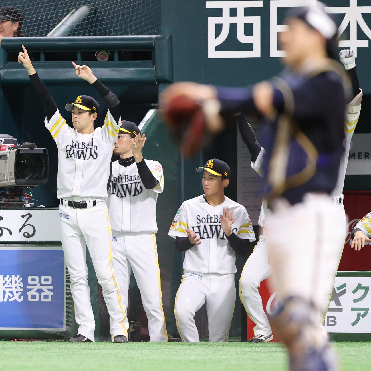 ソフトバンク対オリックス　5回裏ソフトバンク2死満塁、今宮は中越えに逆転の3点適時二塁打を放ち手をたたく前田悠（中央）（撮影・鬼束羽瑠菜）