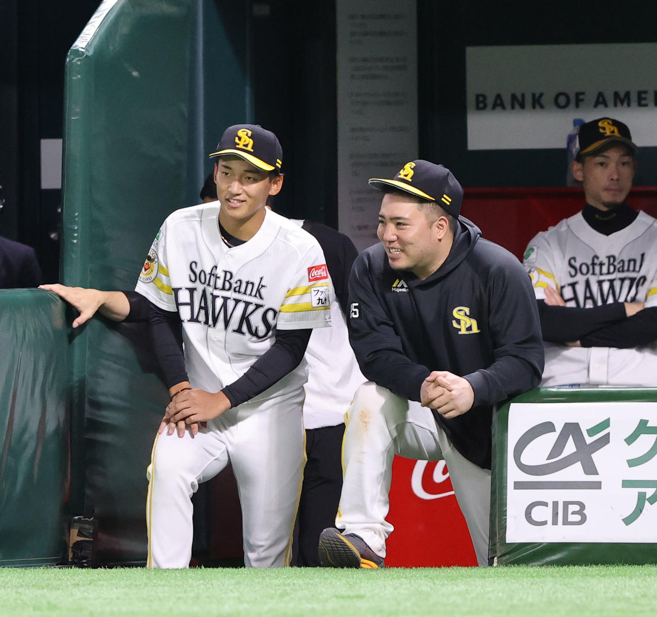 ソフトバンク対オリックス　山川（右）と笑顔で会話する前田悠（撮影・鬼束羽瑠菜）