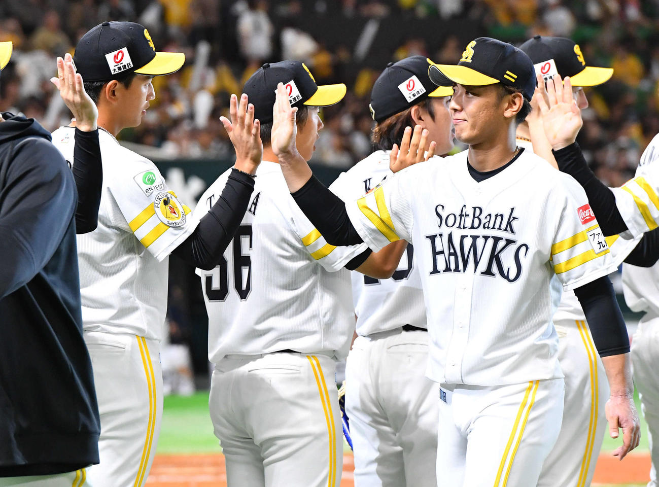 ソフトバンク対オリックス　オリックスに勝利し、前田悠（左端）らナインとタッチを交わす今宮（撮影・岩下翔太）