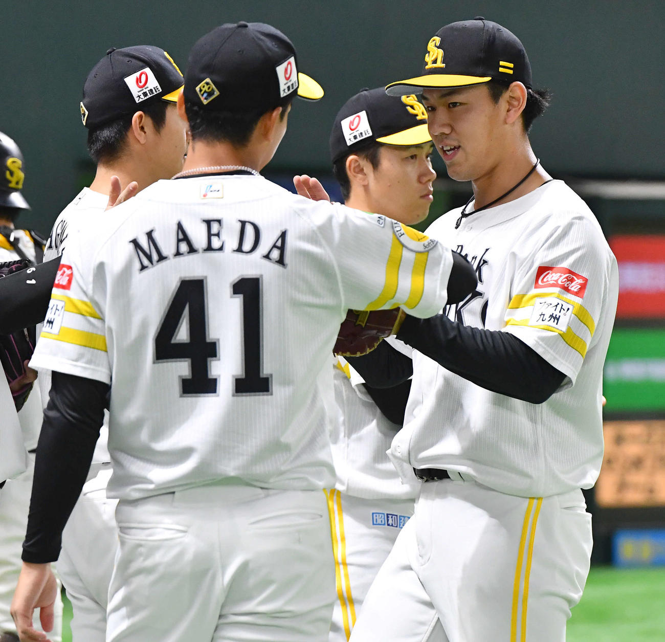 ソフトバンク対オリックス　6回表、緊急降板した和田に代わり後続を抑えた岩井（右）は、前田悠らナインとタッチを交わしながらベンチへ戻る（撮影・岩下翔太）
