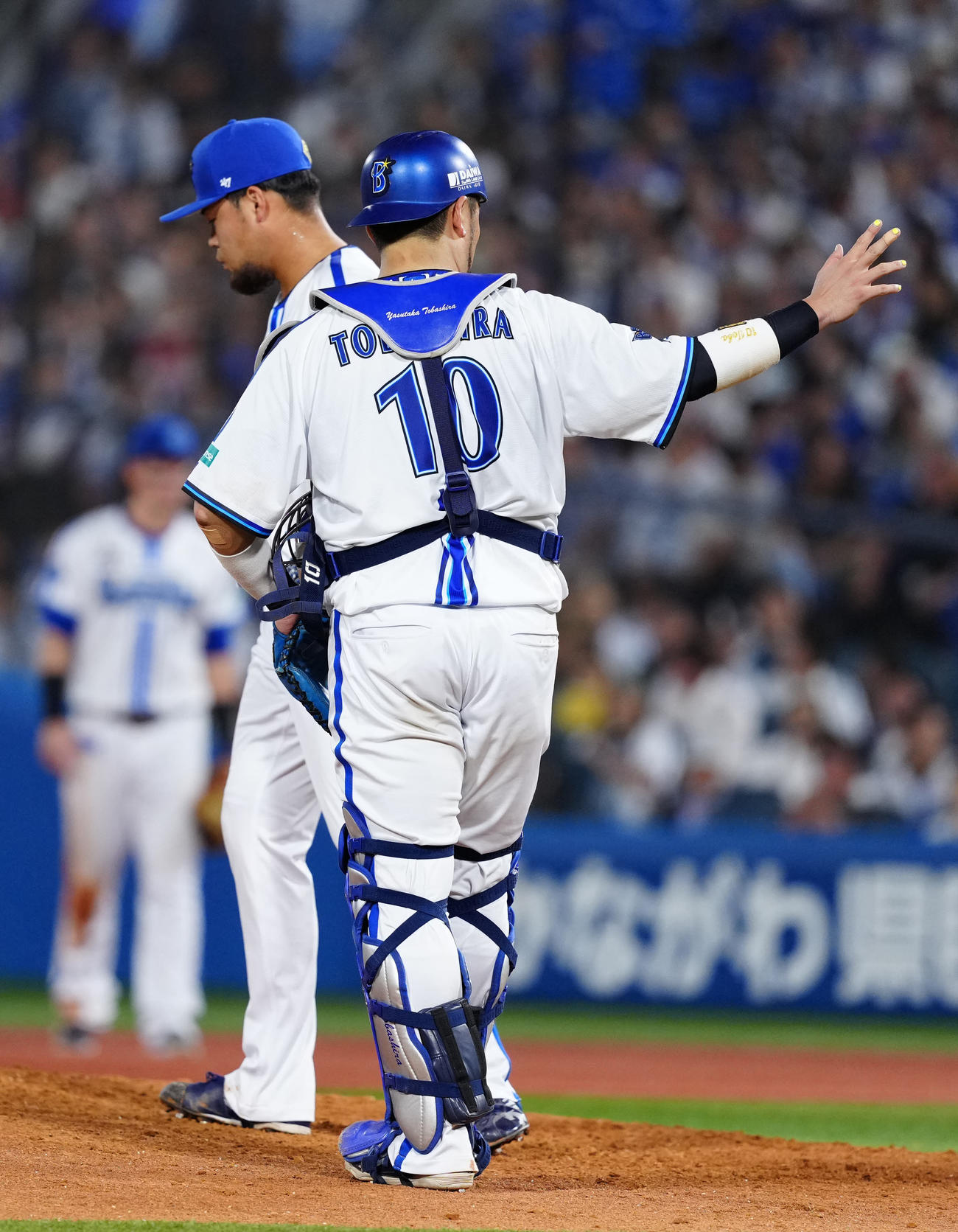 DeNA対広島　8回表途中、DeNA捕手戸柱（手前）と言葉を交わす2番手の伊勢（撮影・江口和貴）