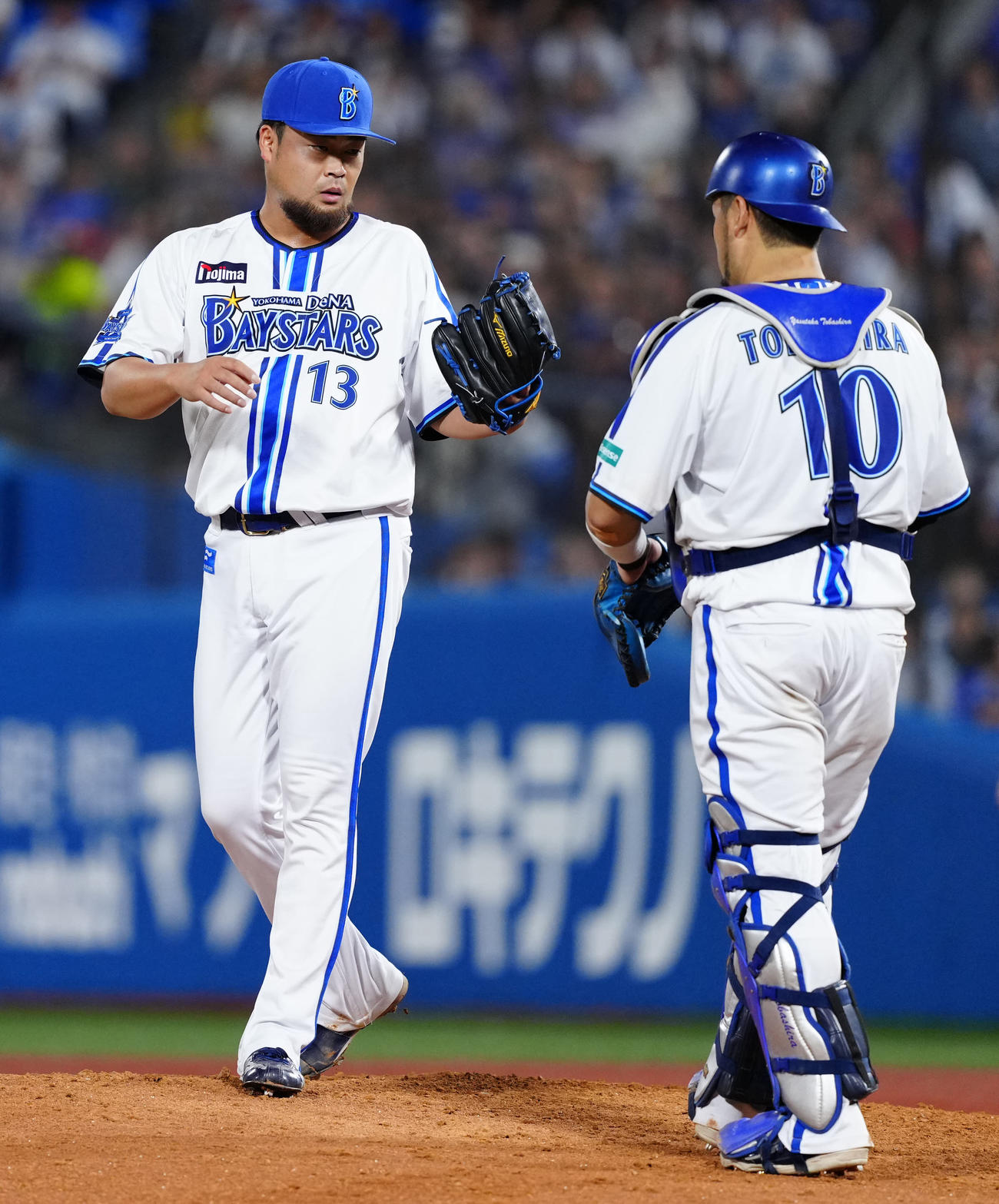 DeNA対広島　8回表途中、DeNA捕手戸柱（右）と言葉を交わす2番手の伊勢（撮影・江口和貴）