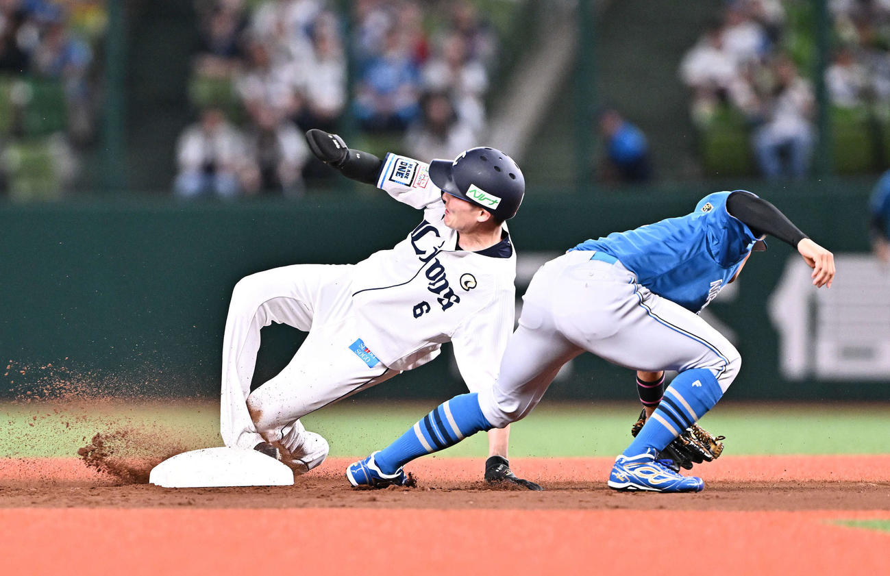 西武対日本ハム　1回裏西武無死一塁、源田（左）は二塁盗塁を決めるも脚を痛める。二塁手細川（撮影・滝沢徹郎）