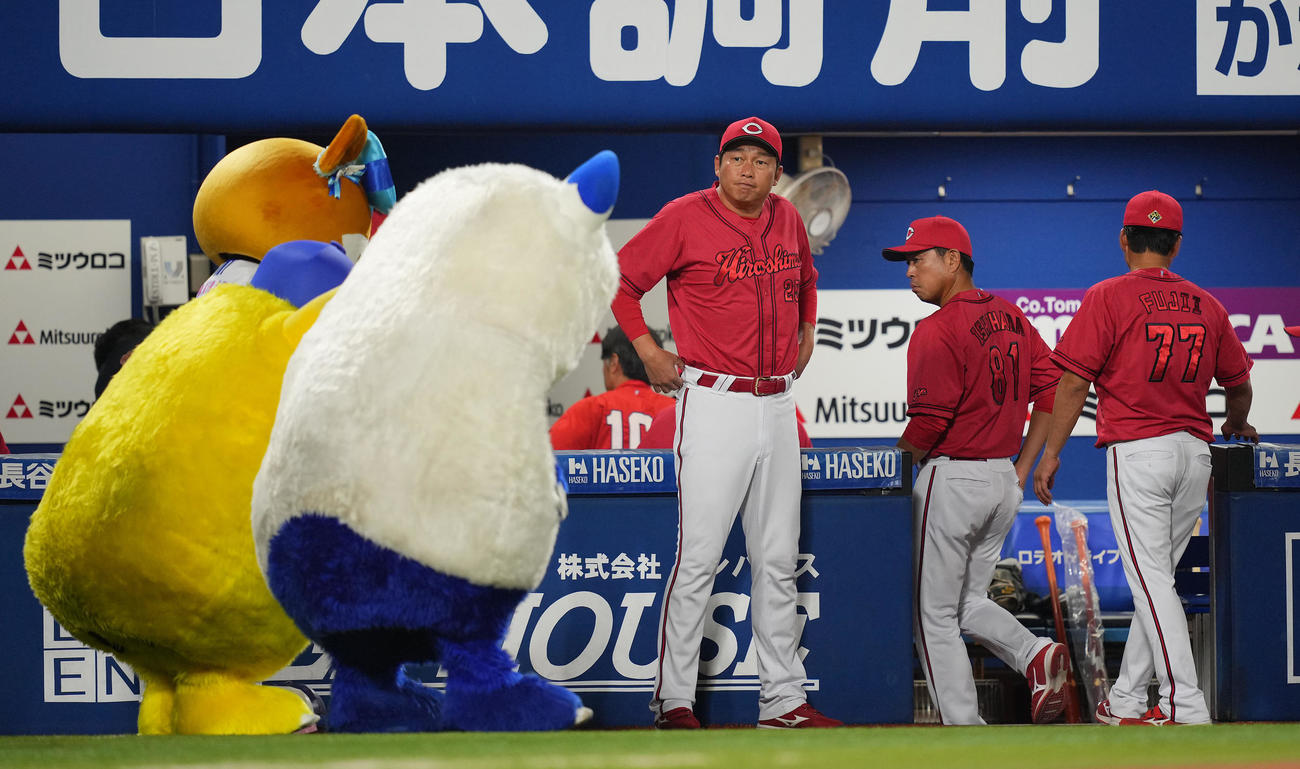 DeNA対広島　DeNAに敗れ引き揚げる広島新井監督（中央）（撮影・垰建太）