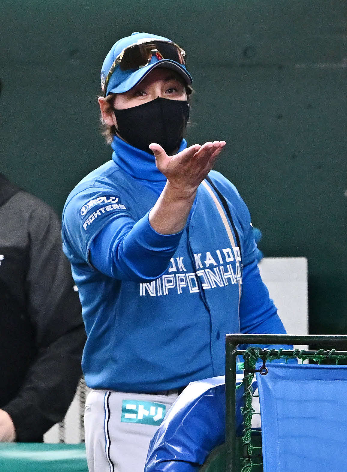 西武対日本ハム　9回表、代打を送る日本ハム新庄監督（撮影・滝沢徹郎）
