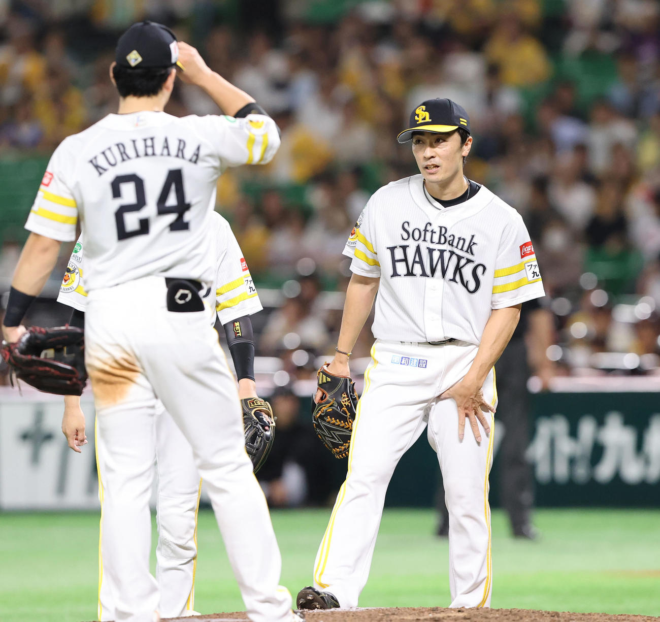 ソフトバンク対オリックス　6回表ソフトバンク無死、森の一ゴロをベースカバーに入り足を気にする和田（撮影・鬼束羽瑠菜）