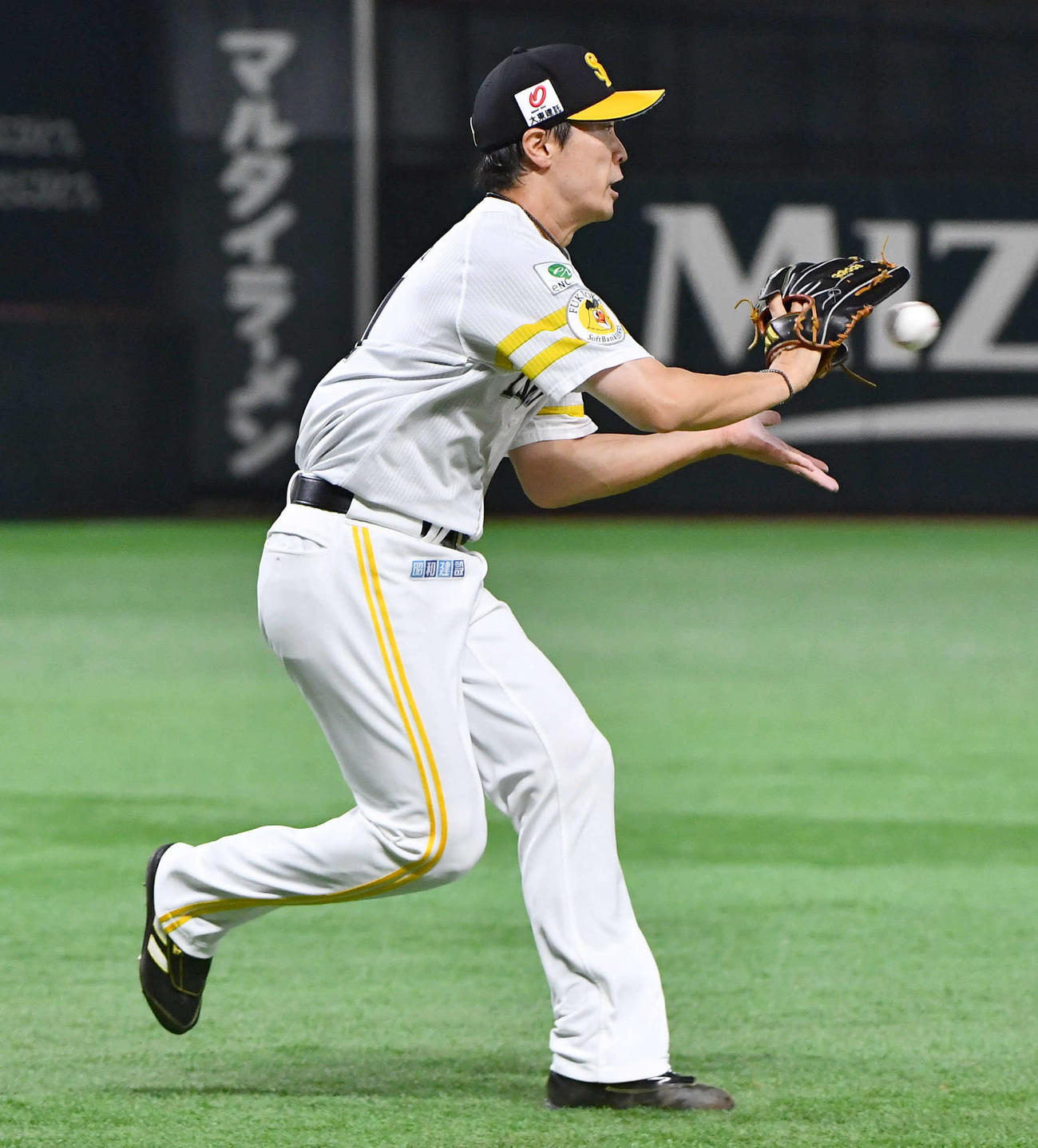 ソフトバンク対オリックス　6回表オリックス無死、森を一ゴロに打ち取り、ベースカバーに入る和田（撮影・岩下翔太）