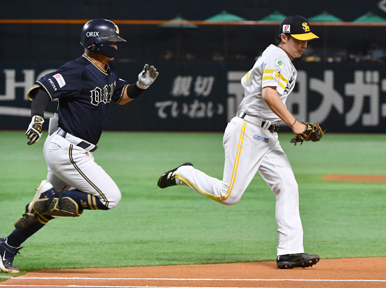 ソフトバンク対オリックス　6回表オリックス無死、森（左）を一ゴロに打ち取り、ベースカバーに入る和田（撮影・岩下翔太）