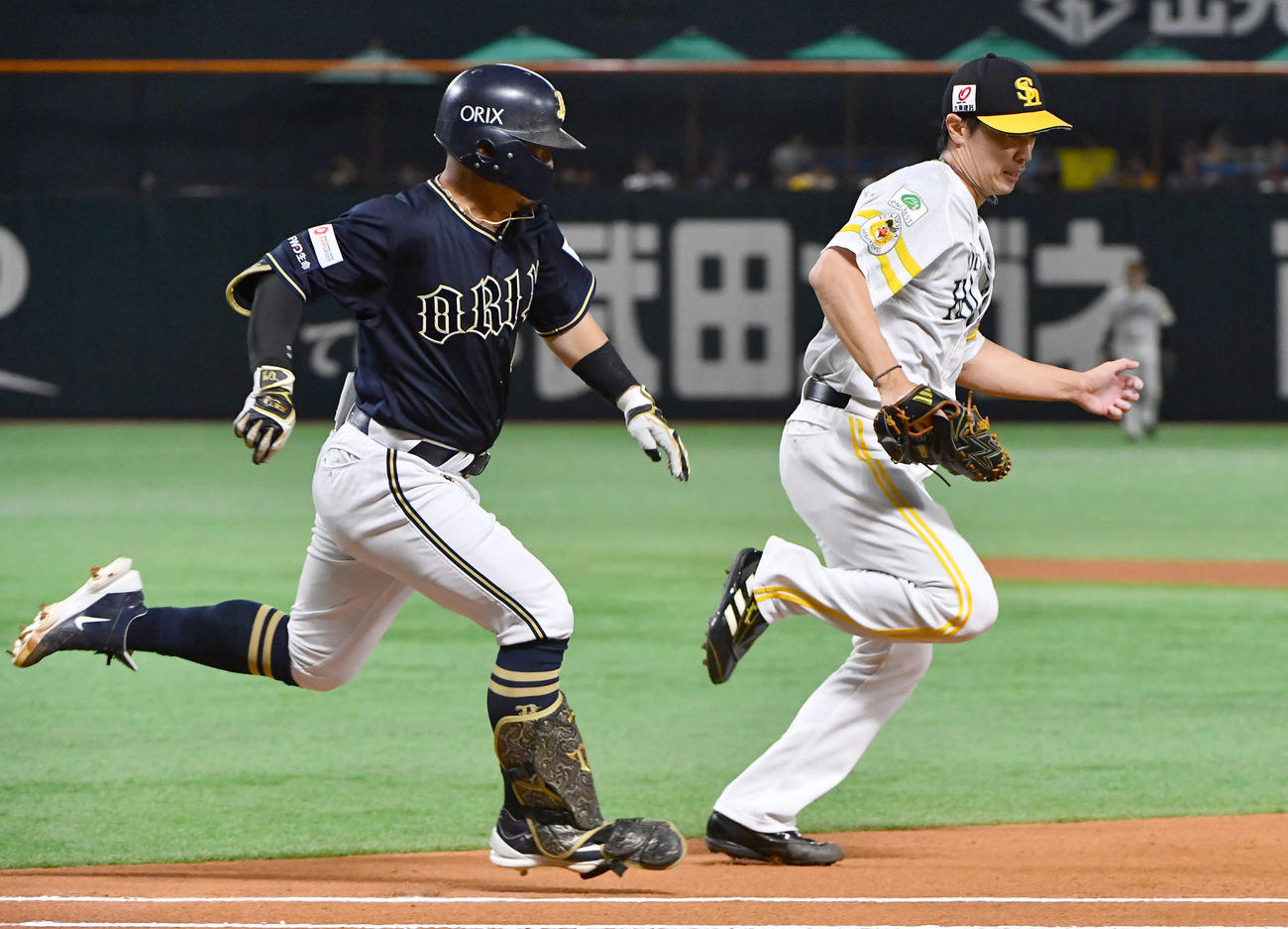 ソフトバンク対オリックス　6回表オリックス無死、森（左）を一ゴロに打ち取り、ベースカバーに入る和田（撮影・岩下翔太）