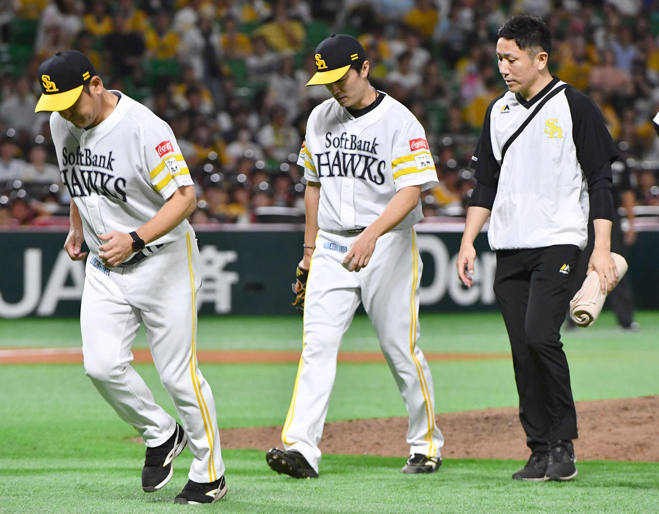 ソフトバンク対オリックス　6回表オリックス無死、森を一ゴロに抑えた直後に違和感を訴え、ベンチへ戻る和田（中央）（撮影・岩下翔太）