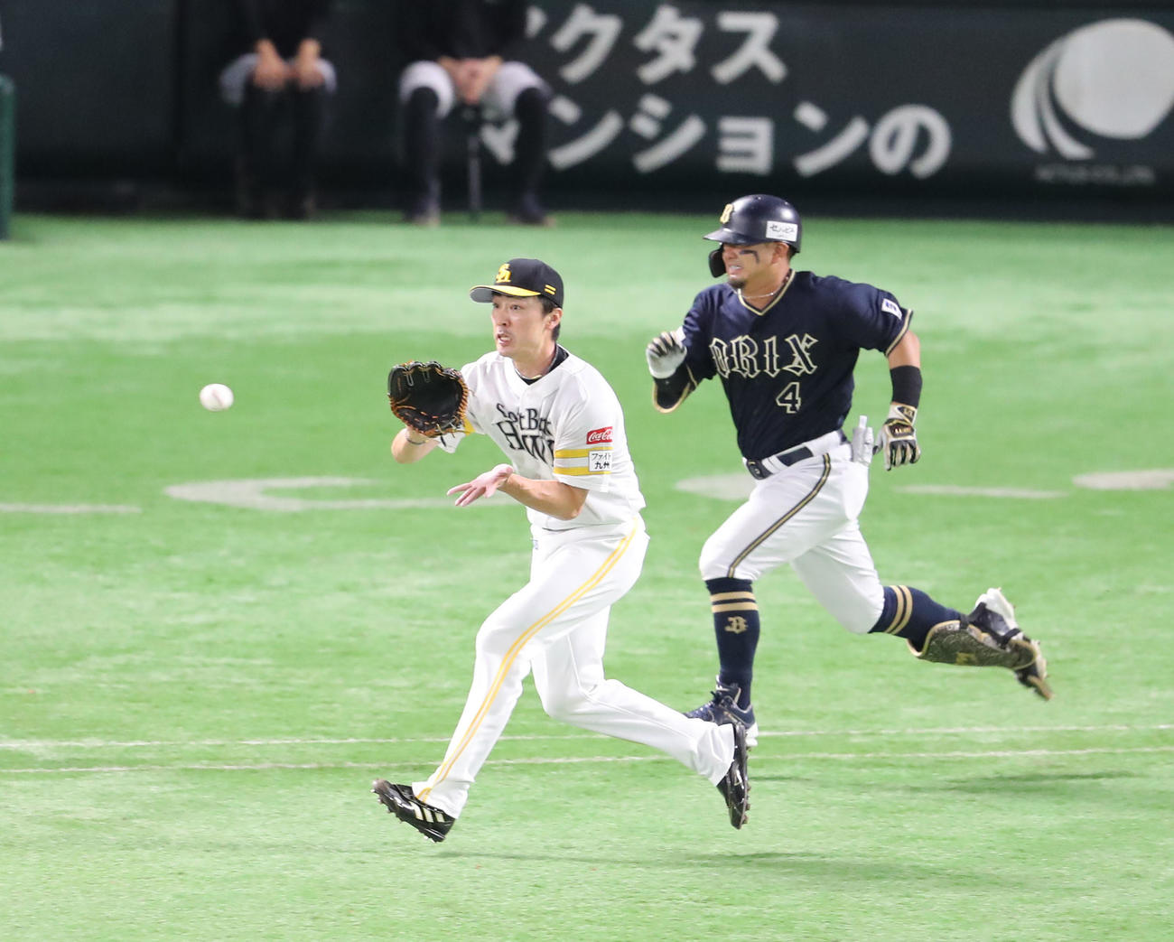 ソフトバンク対オリックス　6回表オリックス無死、森を三ゴロに仕留め自らベースカバーに入る和田（撮影・梅根麻紀）