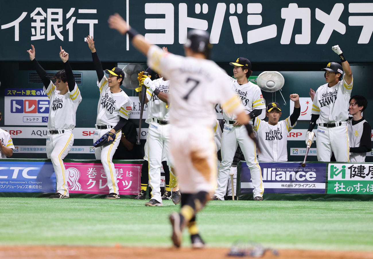 ソフトバンク対オリックス　8回裏ソフトバンク1死二塁、笹川は右前適時打を放ち喜ぶベンチ（撮影・鬼束羽瑠菜）