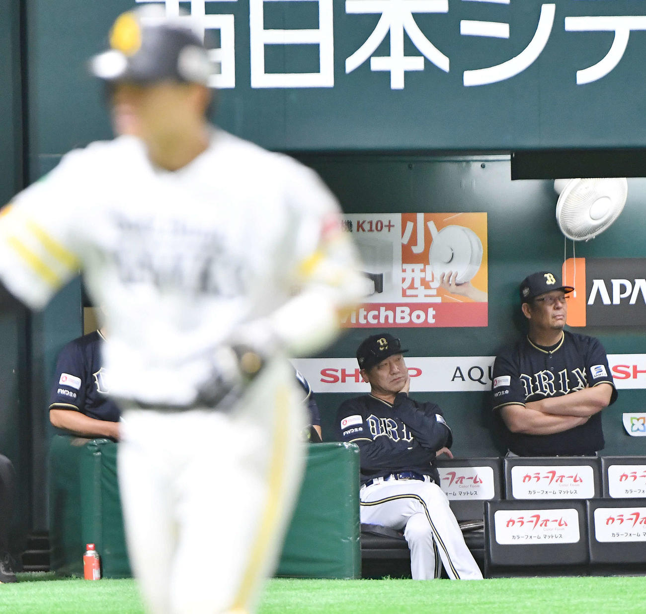 ソフトバンク対オリックス　5回裏ソフトバンク2死満塁、今宮の逆転の3点適時二塁打に厳しい表情を見せる中嶋監督（左）と水本ヘッドコーチ（撮影・岩下翔太）