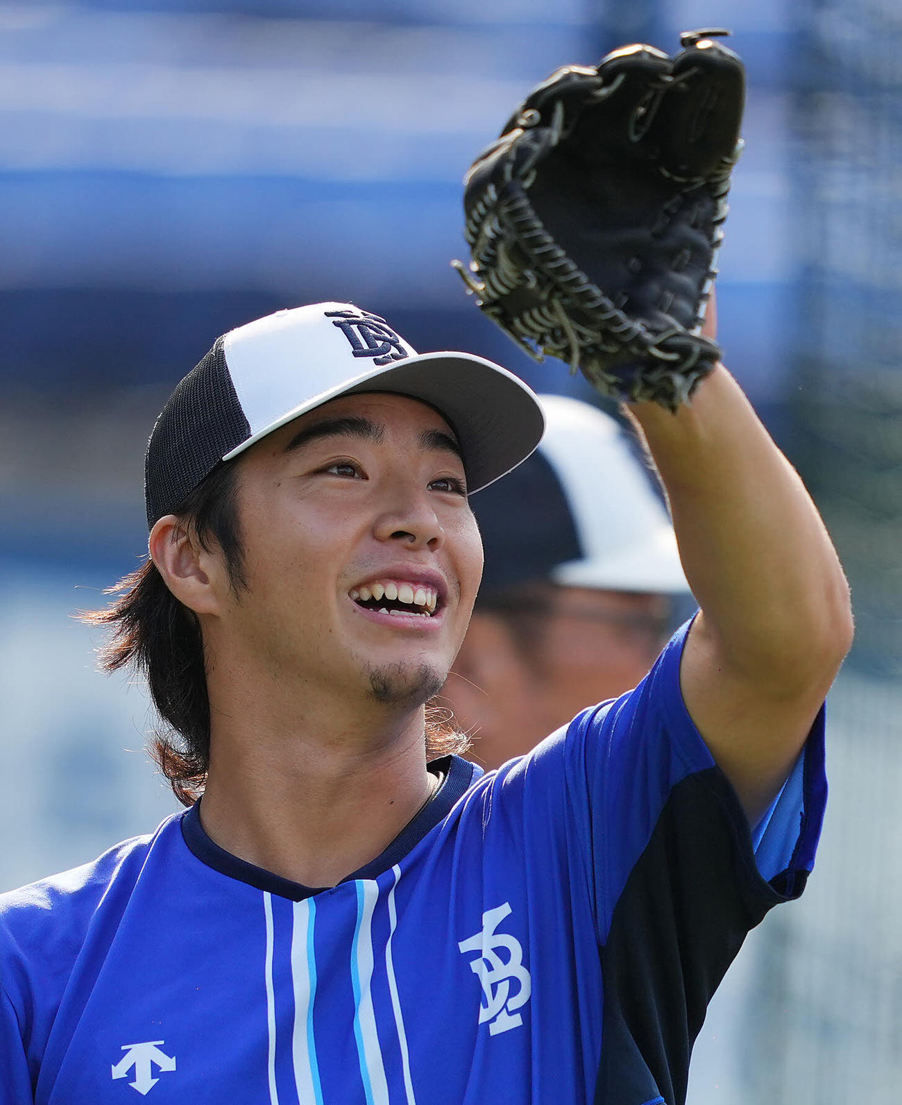 DeNA対広島　試合前、笑顔でキャッチボールするDeNA度会（撮影・垰建太）