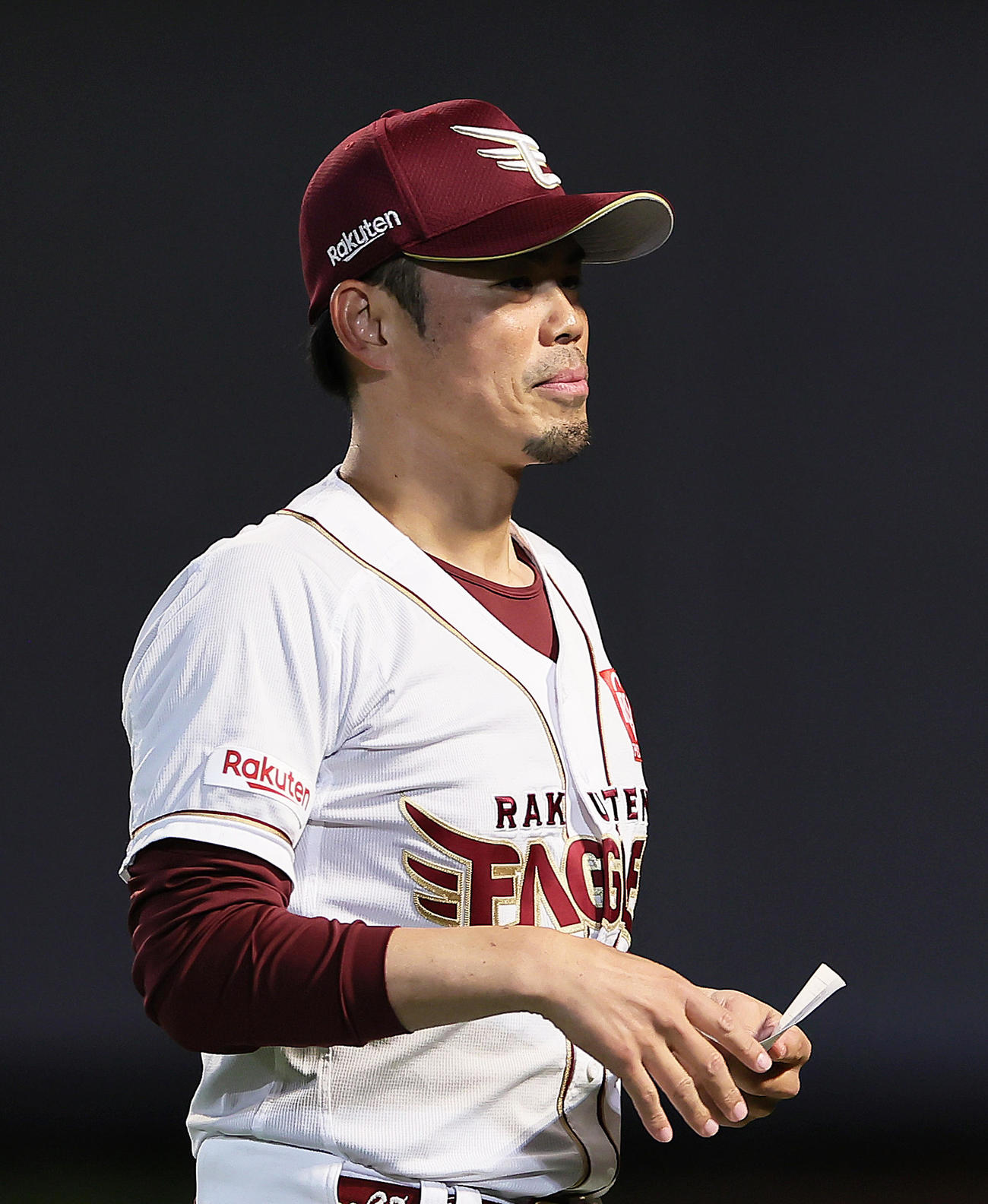 楽天対ロッテ　メンバー表交換を行う楽天今江監督（撮影・足立雅史）