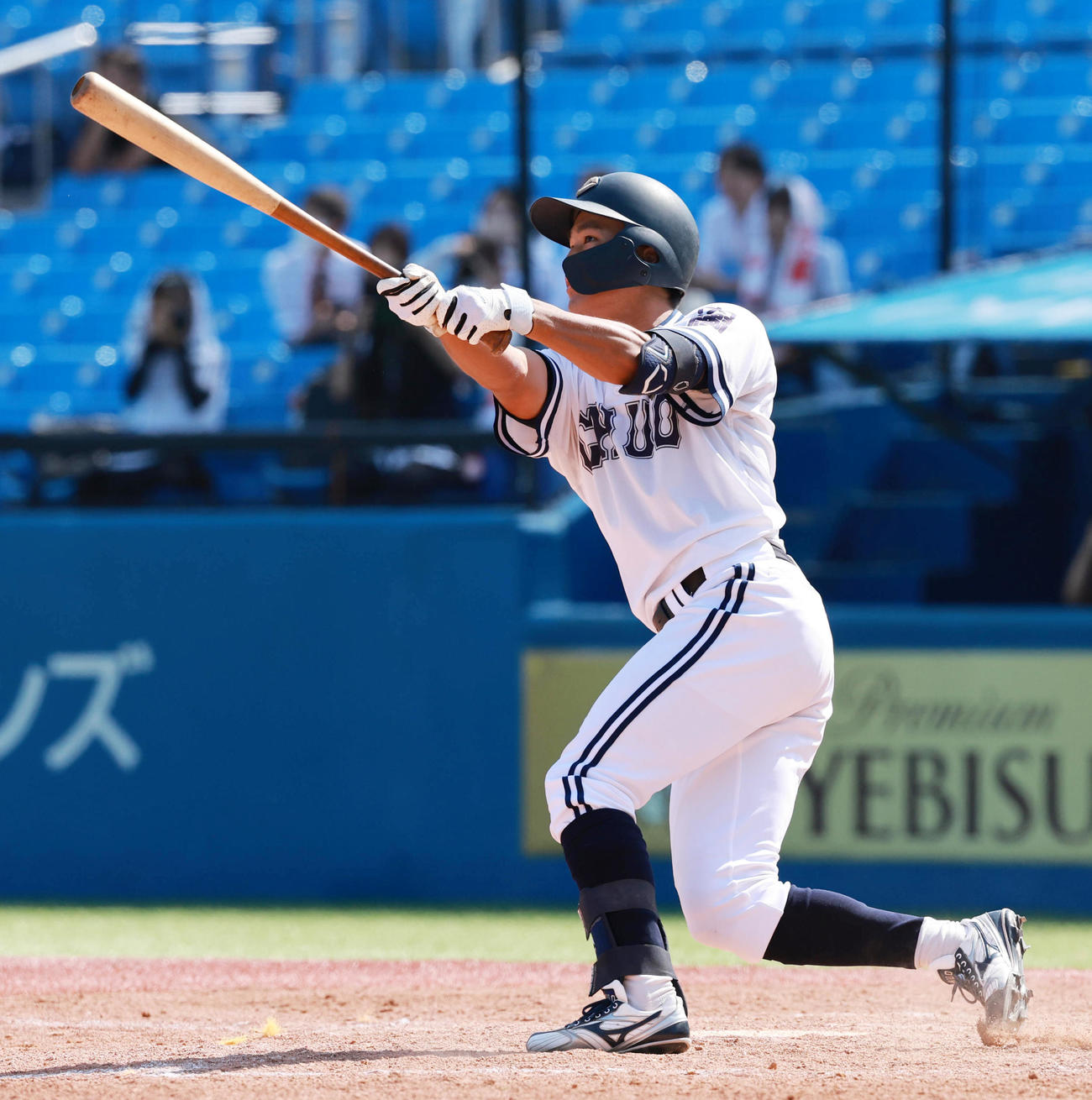 亜大対中大　5回裏中大無死二塁、代打で左越え2点本塁打を放つ佐々木琉（撮影・野上伸悟）