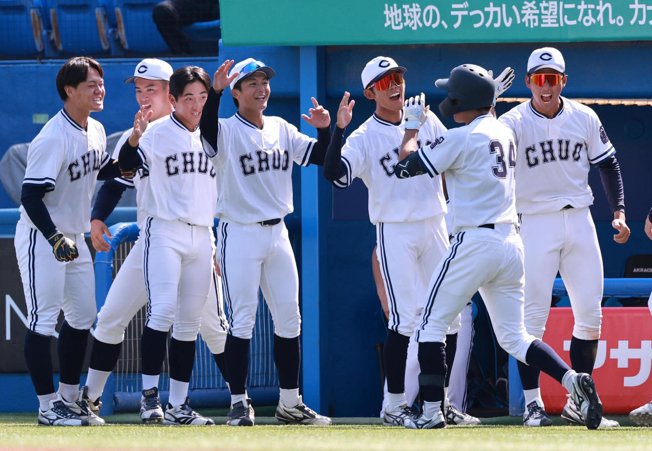 亜大対中大　5回裏中大無死二塁、代打で左越え2点本塁打を放ち喜ぶ佐々木琉（撮影・野上伸悟）