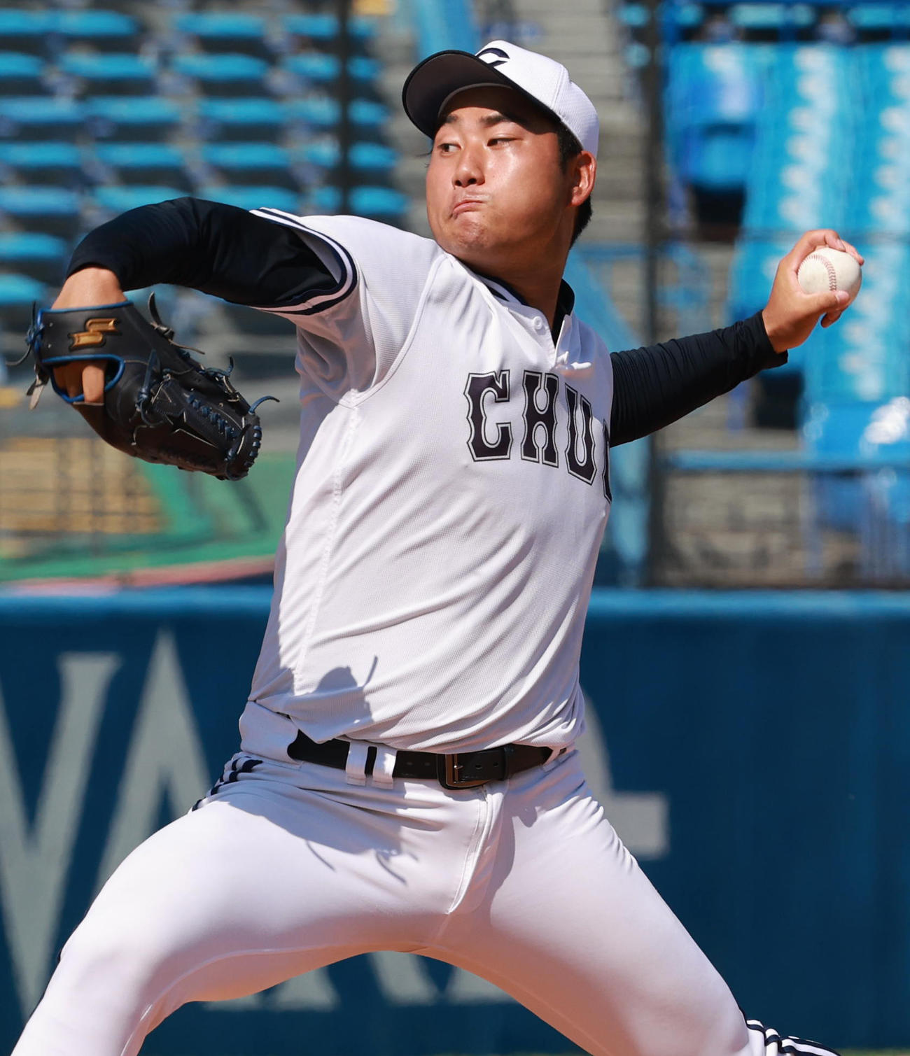 亜大対中大　力投する中大・岩城（撮影・野上伸悟）