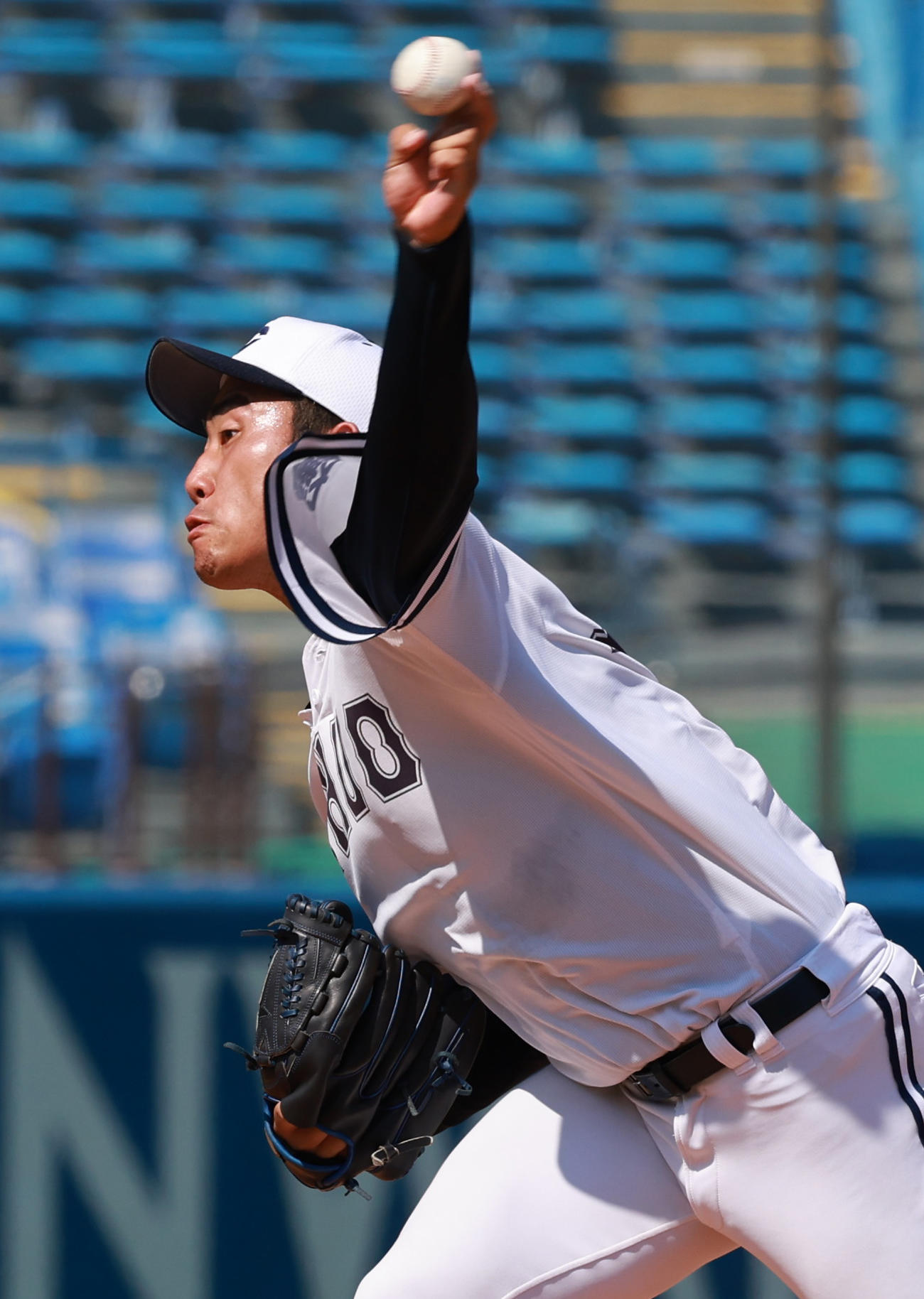 亜大対中大　力投する中大・岩城（撮影・野上伸悟）