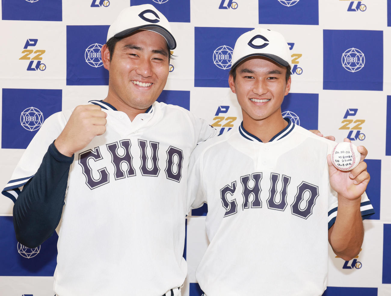亜大対中大　勝利投手の中大・岩城（左）と、本塁打の佐々木琉は、笑顔で肩を組む（撮影・野上伸悟）