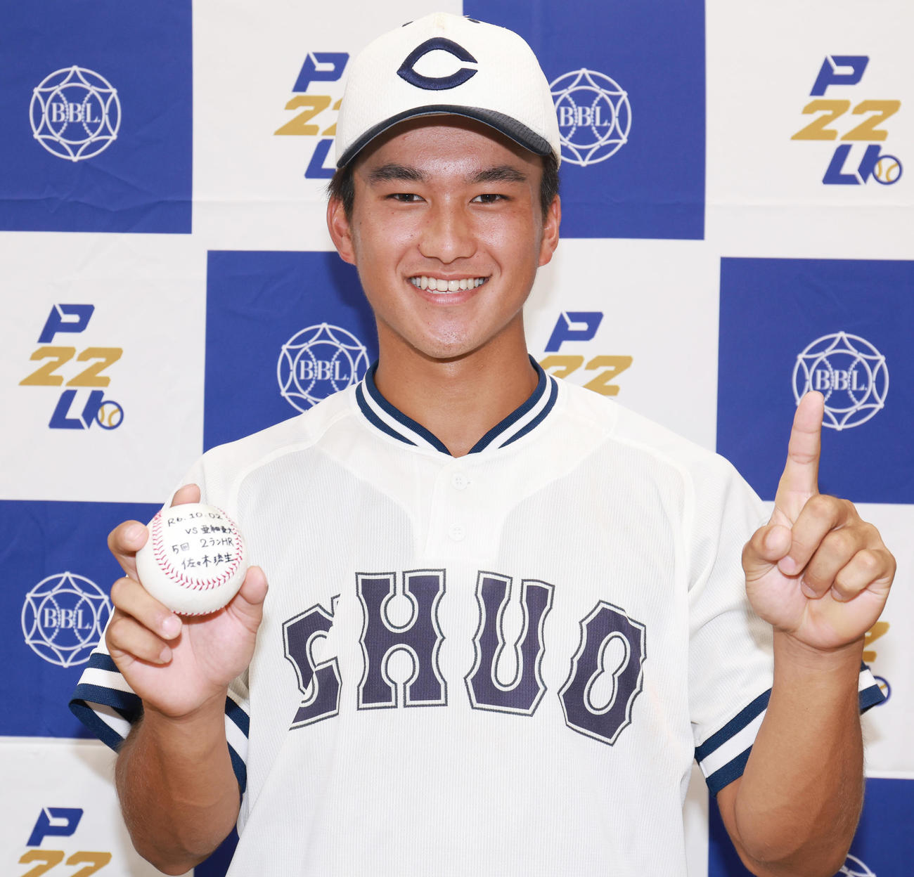 亜大対中大　リーグ戦初本塁打の中大・佐々木琉は、記念球を手に笑顔で1ポーズ（撮影・野上伸悟）
