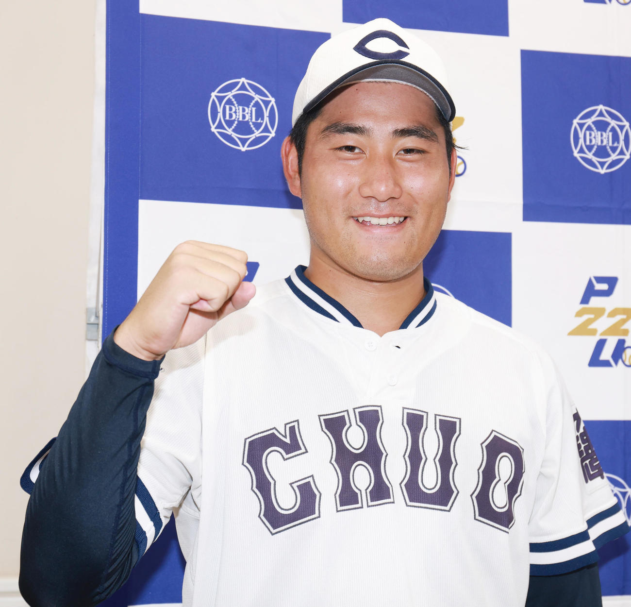 亜大対中大　勝利投手となり笑顔でガッツポーズの中大・岩城（撮影・野上伸悟）