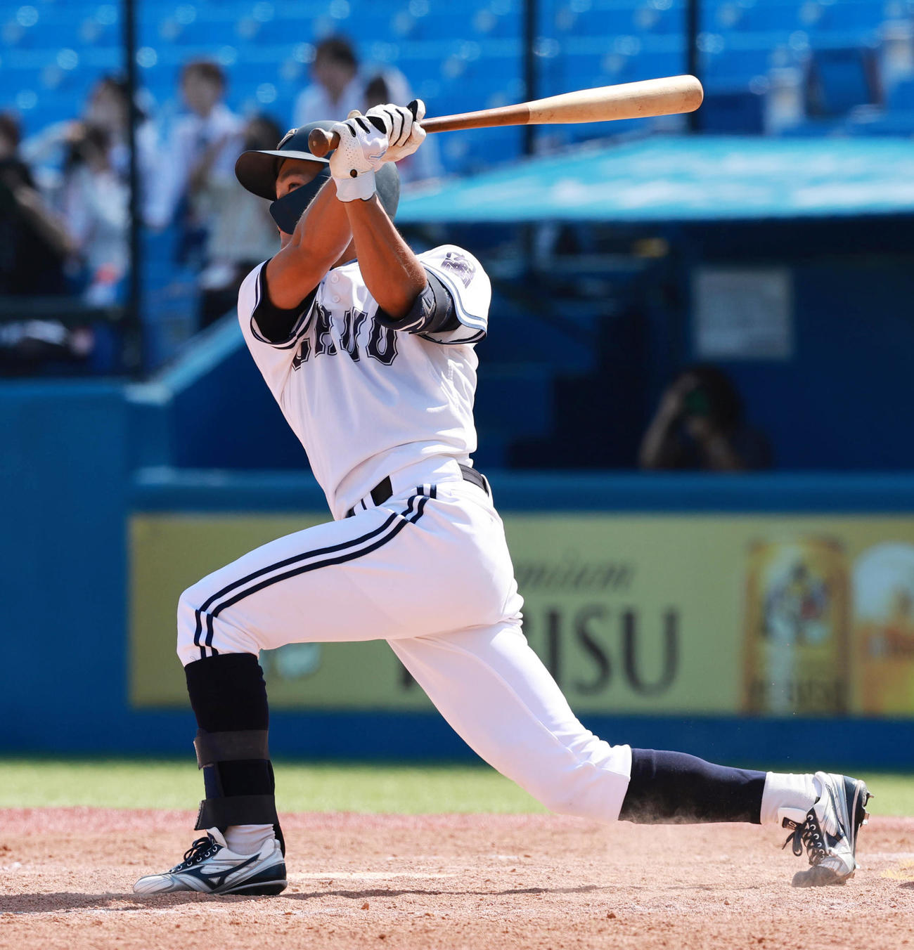 亜大対中大　5回裏中大無死二塁、代打で左越え2点本塁打を放つ佐々木琉（撮影・野上伸悟）