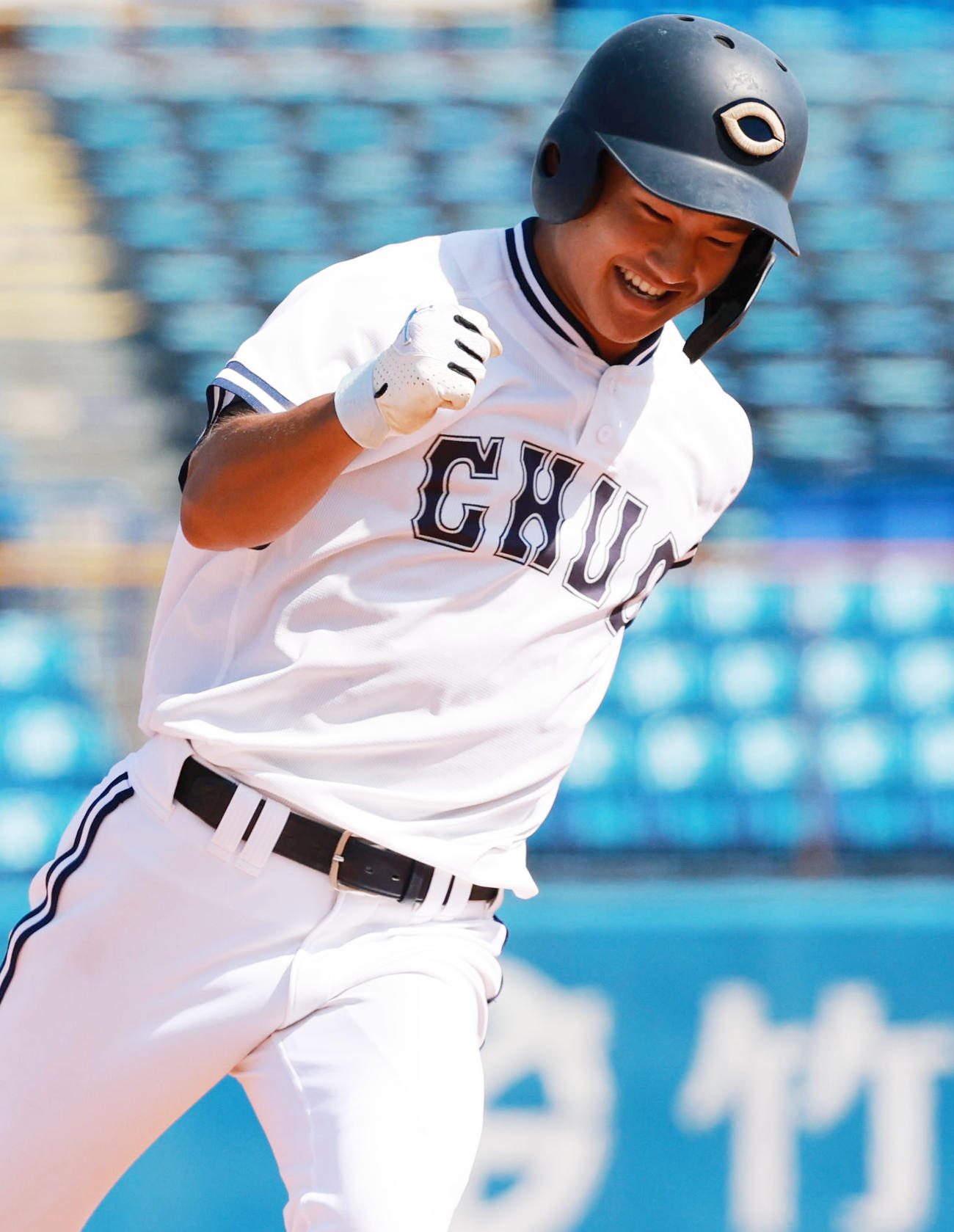 亜大対中大　5回裏中大無死二塁、代打で左越え2点本塁打を放ち喜ぶ佐々木琉（撮影・野上伸悟）