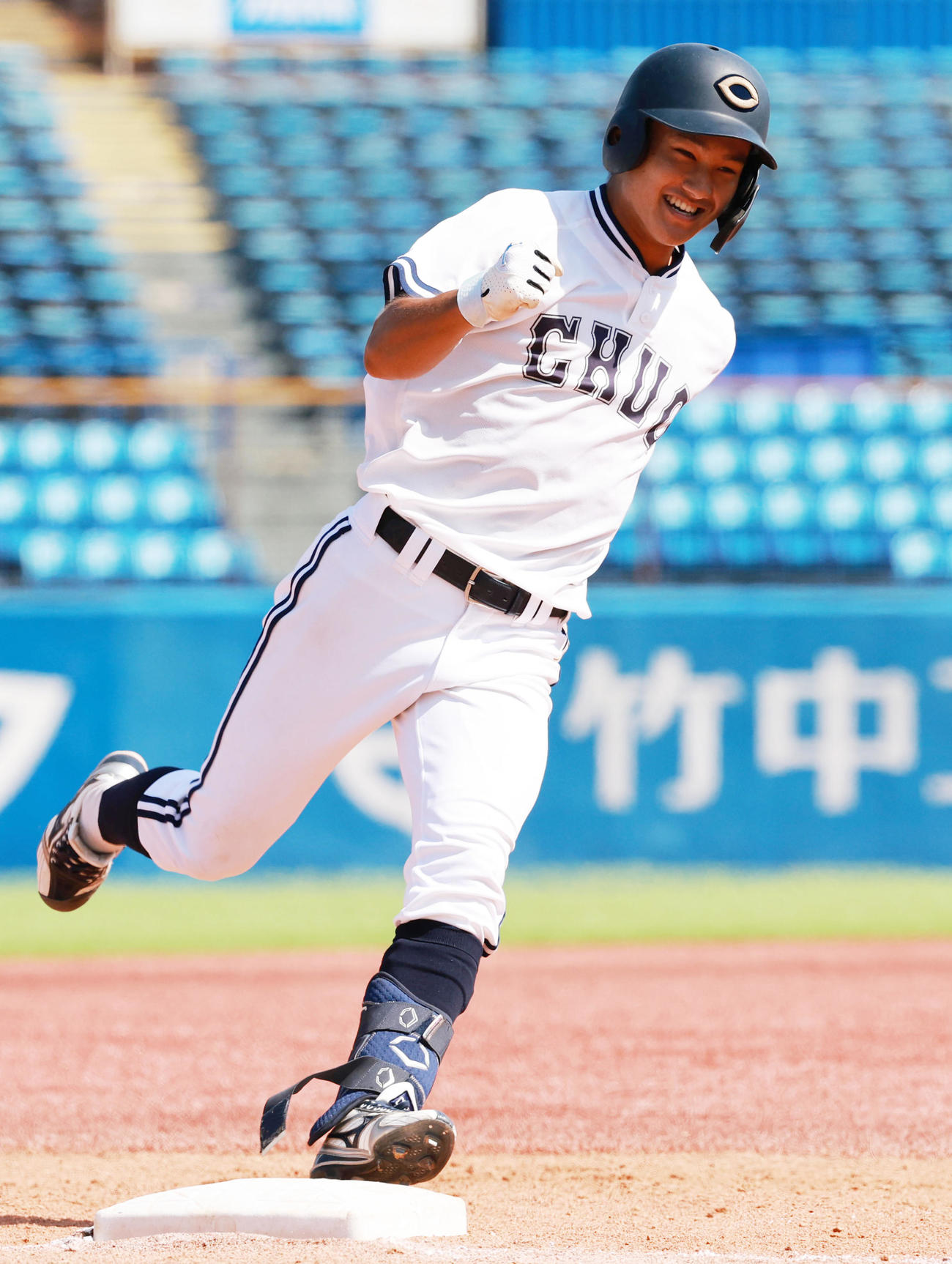 亜大対中大　5回裏中大無死二塁、代打で左越え2点本塁打を放ち喜ぶ佐々木琉（撮影・野上伸悟）