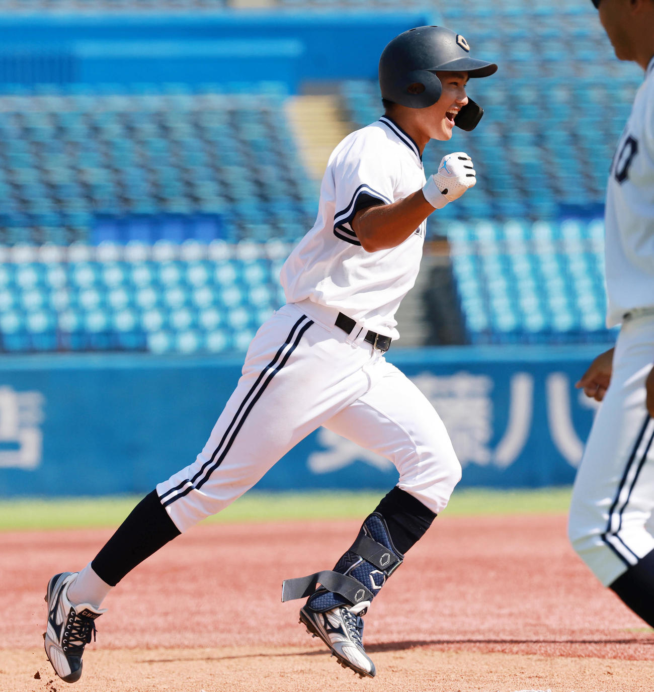 亜大対中大　5回裏中大無死二塁、代打で左越え2点本塁打を放ち喜ぶ佐々木琉（撮影・野上伸悟）