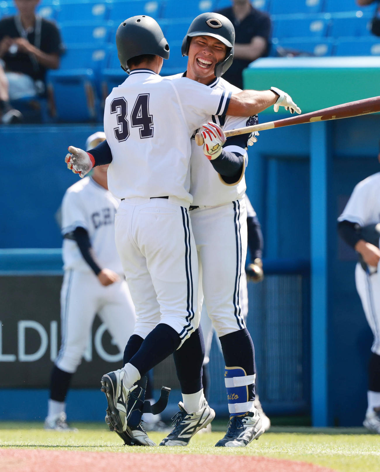 亜大対中大　5回裏中大無死二塁、代打で左越え2点本塁打を放ち、伊藤櫂（右）と喜ぶ佐々木琉（撮影・野上伸悟）