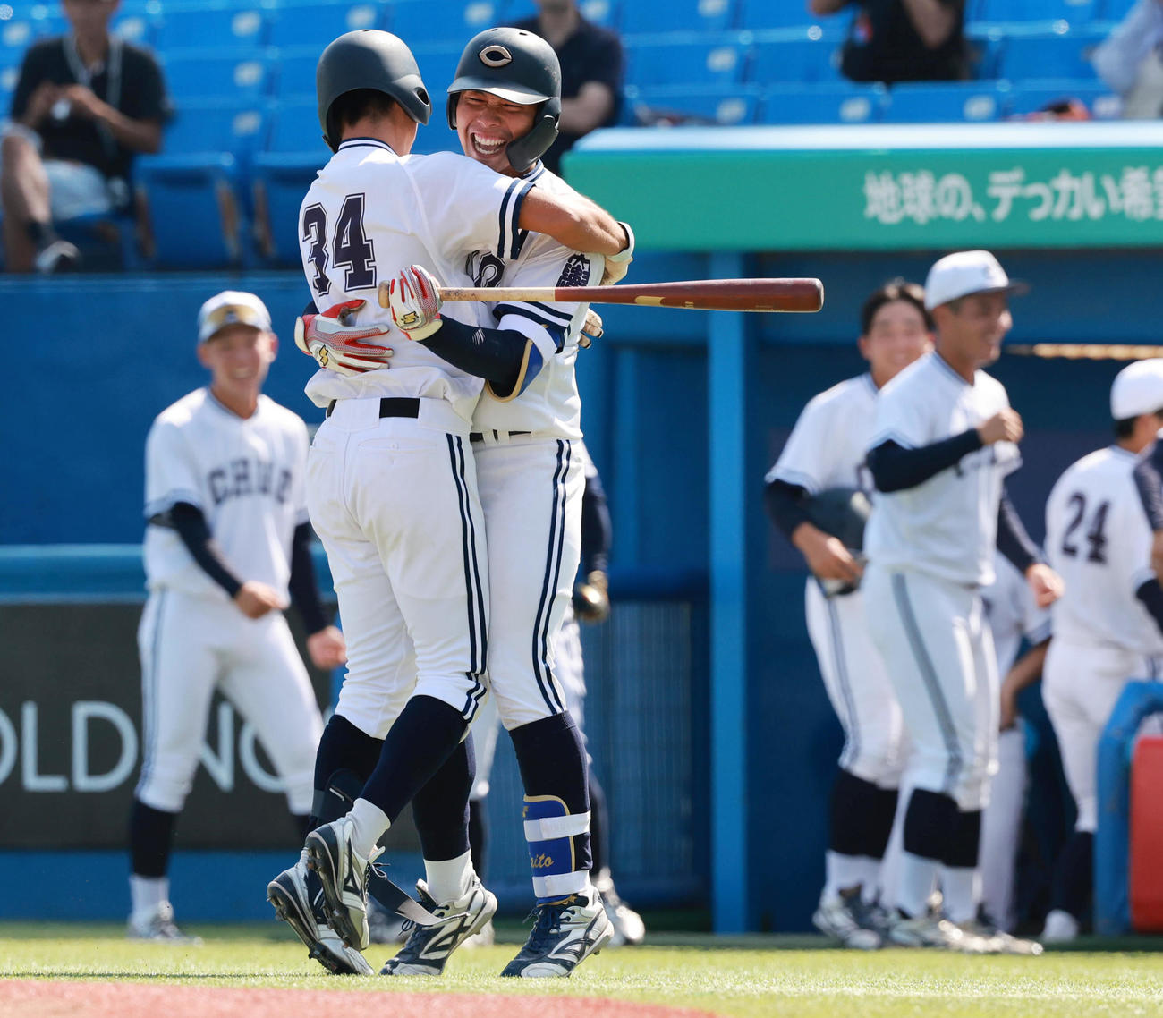 亜大対中大　5回裏中大無死二塁、代打で左越え2点本塁打を放ち、伊藤櫂（右）と喜ぶ佐々木琉（撮影・野上伸悟）