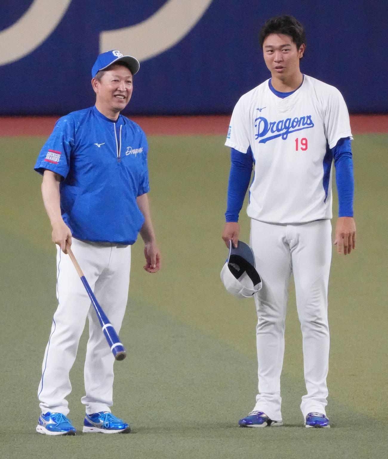 1日、練習の合間に言葉を交わす（左から）立浪監督と高橋宏（撮影・森本幸一）