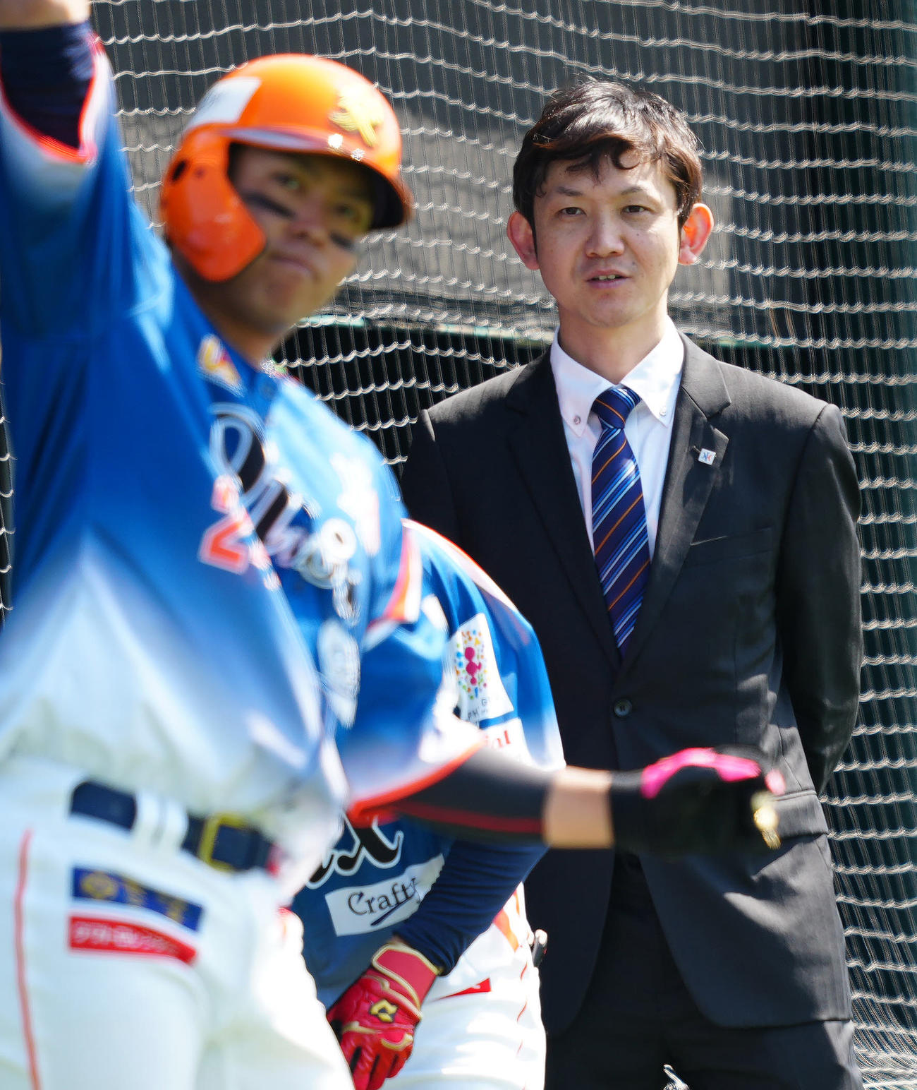 ヤクルト対オイシックス　試合前、選手たちを見つめるオイシックス池田社長（2024年3月16日撮影）