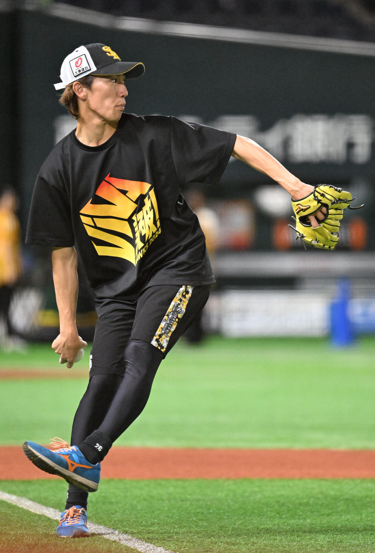 キャッチボールで調整する大津（撮影・林敢治）