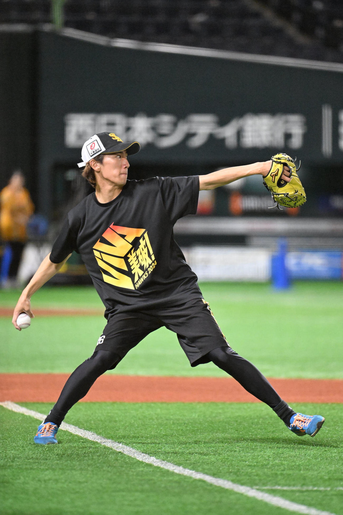 キャッチボールで調整する大津（撮影・林敢治）