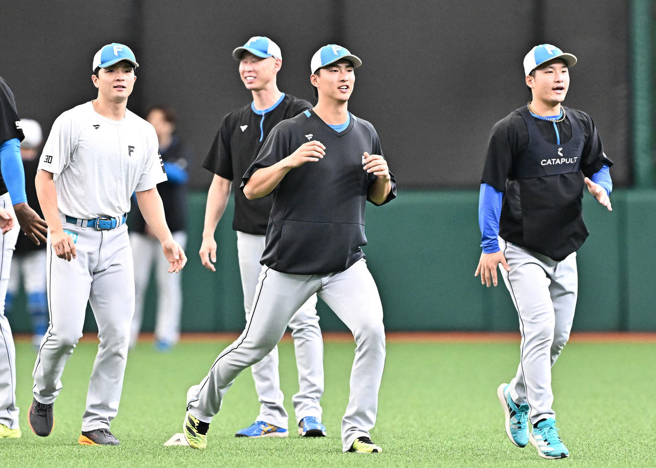 1日西武戦前練習のウオーミンアップをする日本ハム達（左から3人目）
